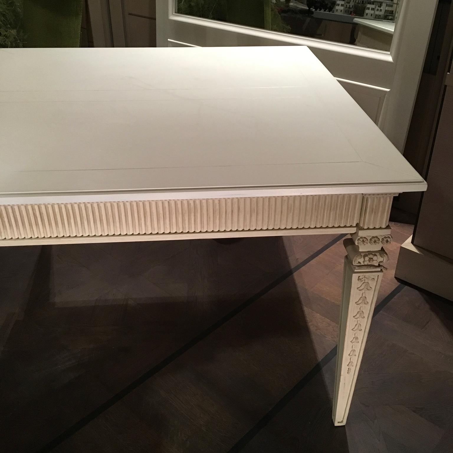 Table de salle à manger française de style provincial en bois laqué blanc en vente 2