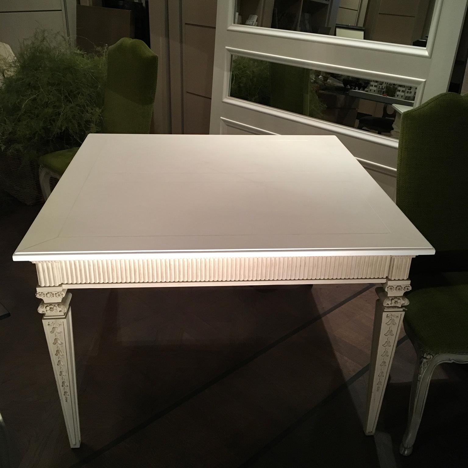 Français Table de salle à manger française de style provincial en bois laqué blanc en vente