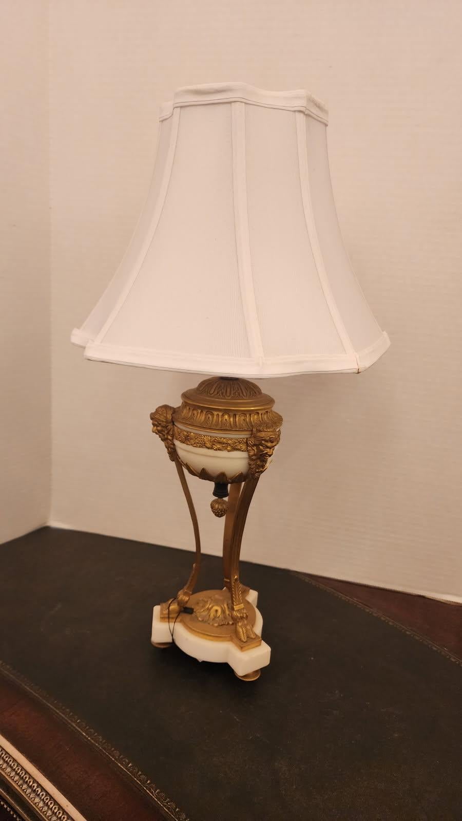 Este anuncio contiene una lámpara de bronce dorado estilo Luis XVI, sin cable ni enchufe. Viene con una pantalla que no es original de la lámpara. 