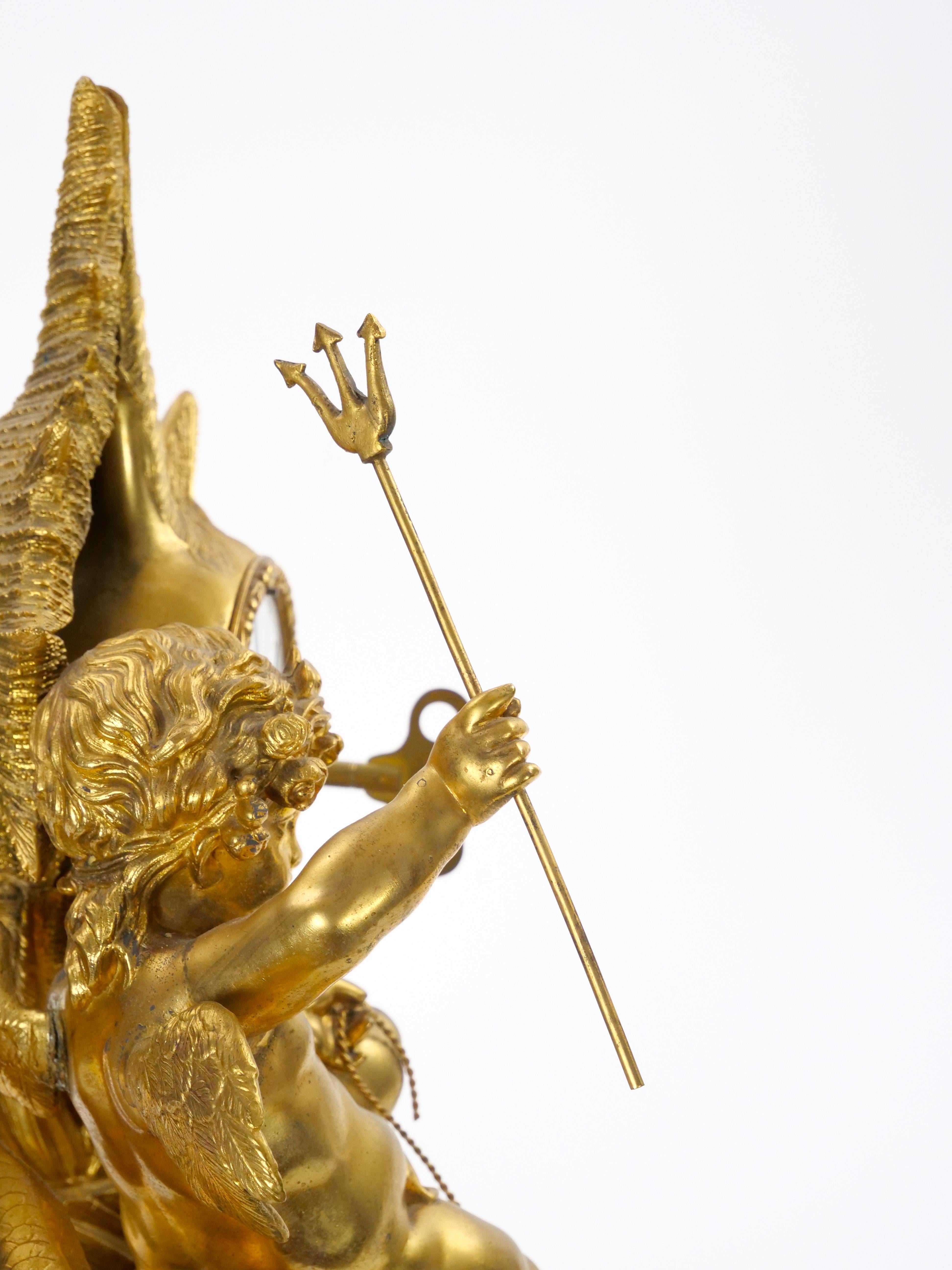 Reloj de chimenea Luis XVI de bronce dorado y mármol con Cupido y Tritón, Italia 1834 en venta 4