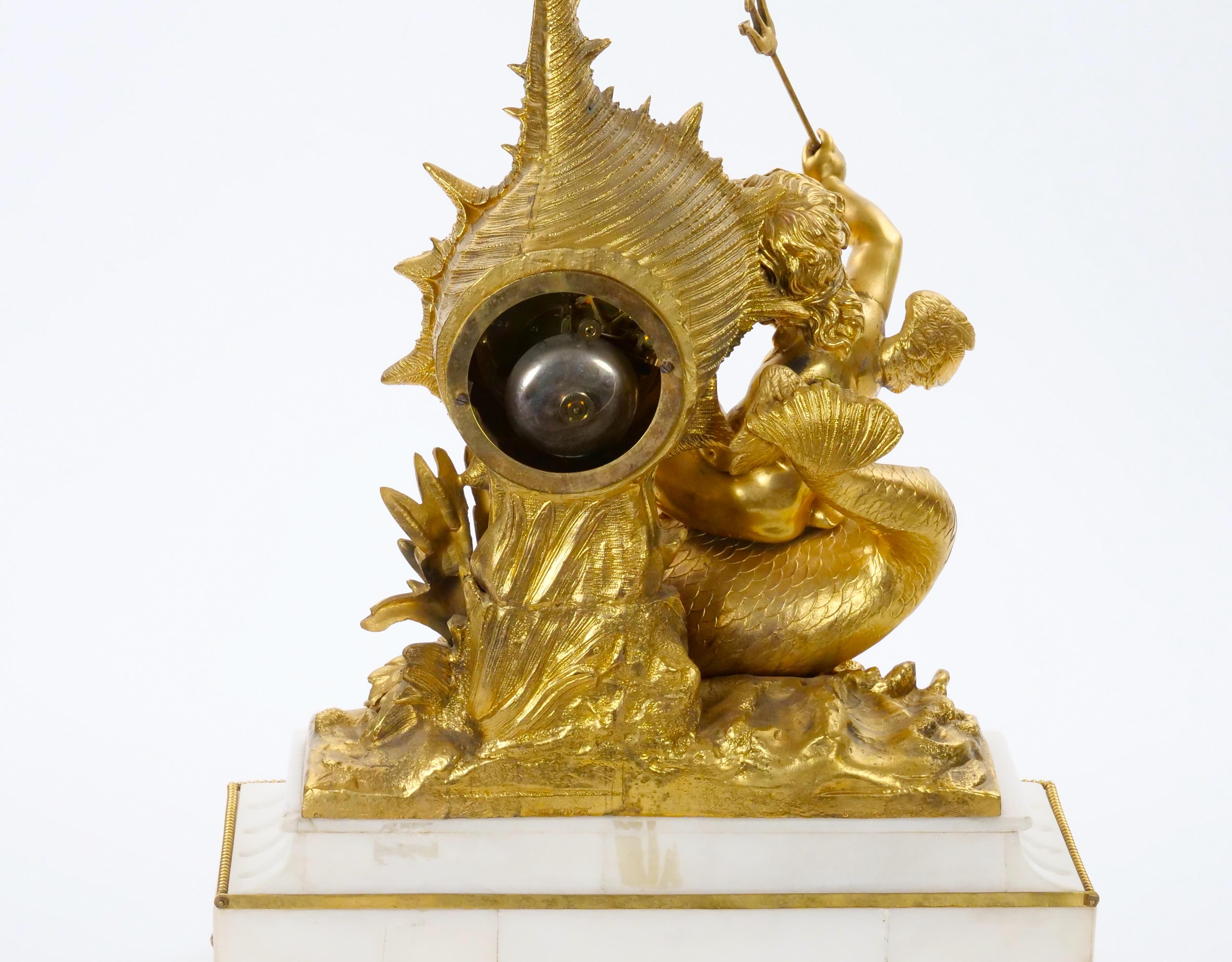 Reloj de chimenea Luis XVI de bronce dorado y mármol con Cupido y Tritón, Italia 1834 en venta 5
