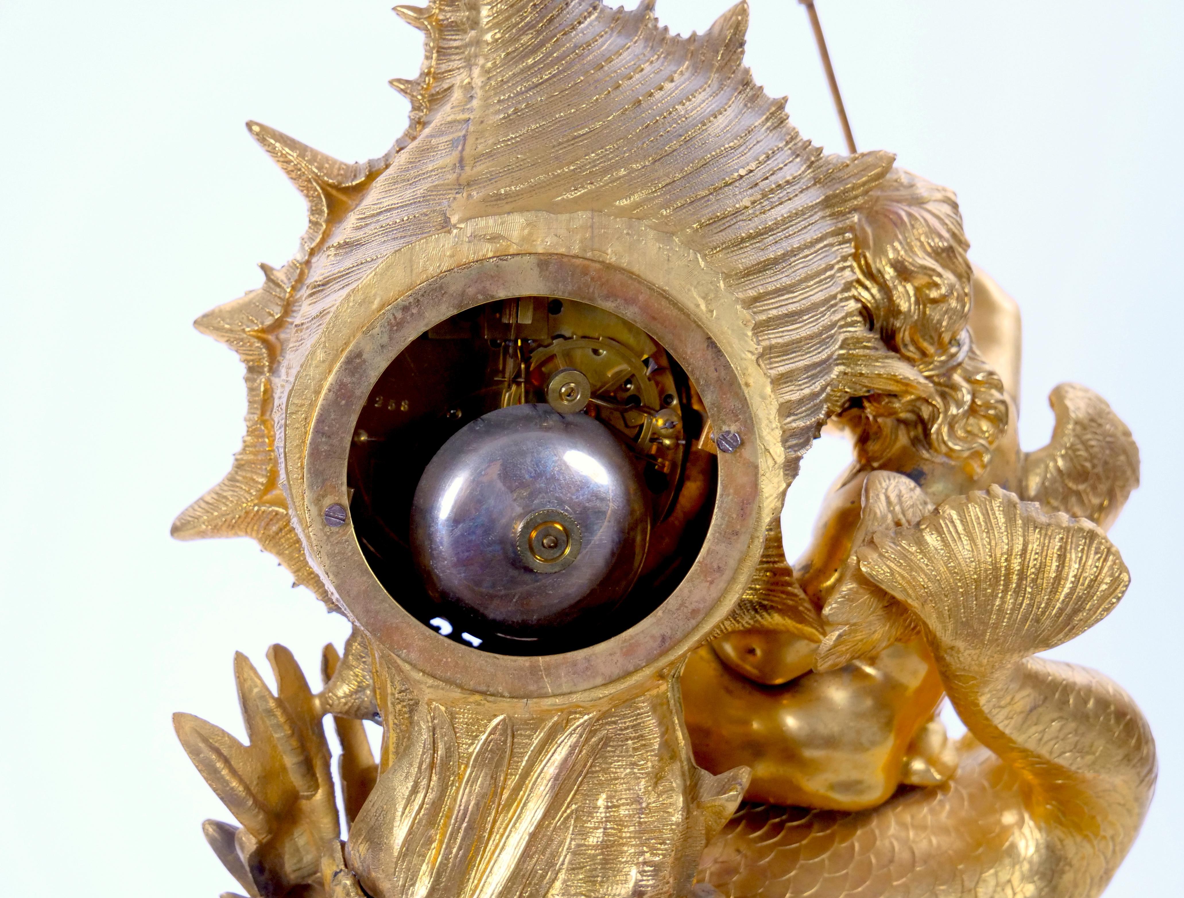 Reloj de chimenea Luis XVI de bronce dorado y mármol con Cupido y Tritón, Italia 1834 en venta 6