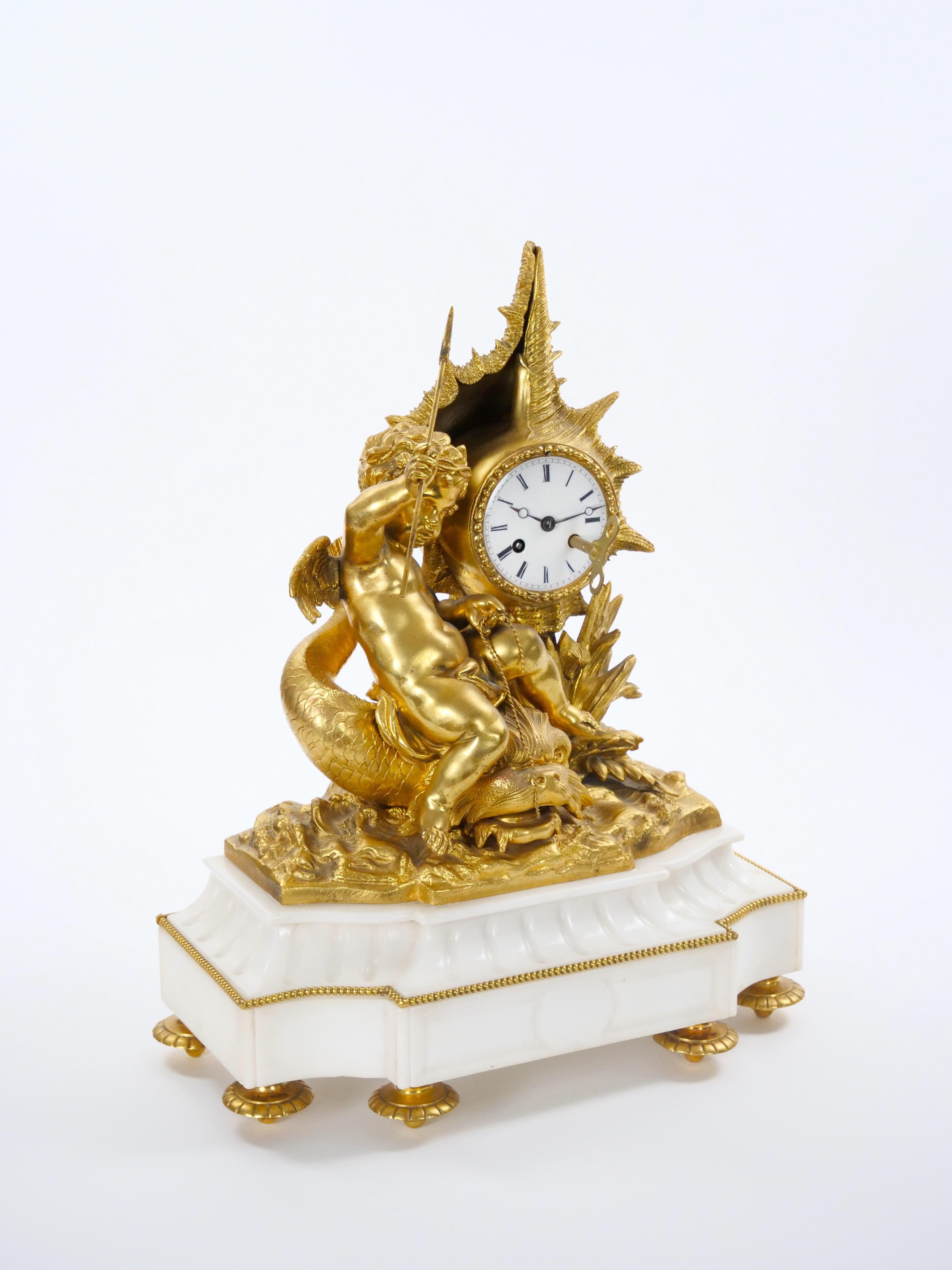 Magnífico ejemplo de arte neoclásico, este antiguo reloj de chimenea de estilo Luis XVI fue fabricado en Italia hacia 1834. Rico en simbolismo y detalles, el reloj presenta una escultura de bronce dorado finamente fundida de un Cupido juvenil que