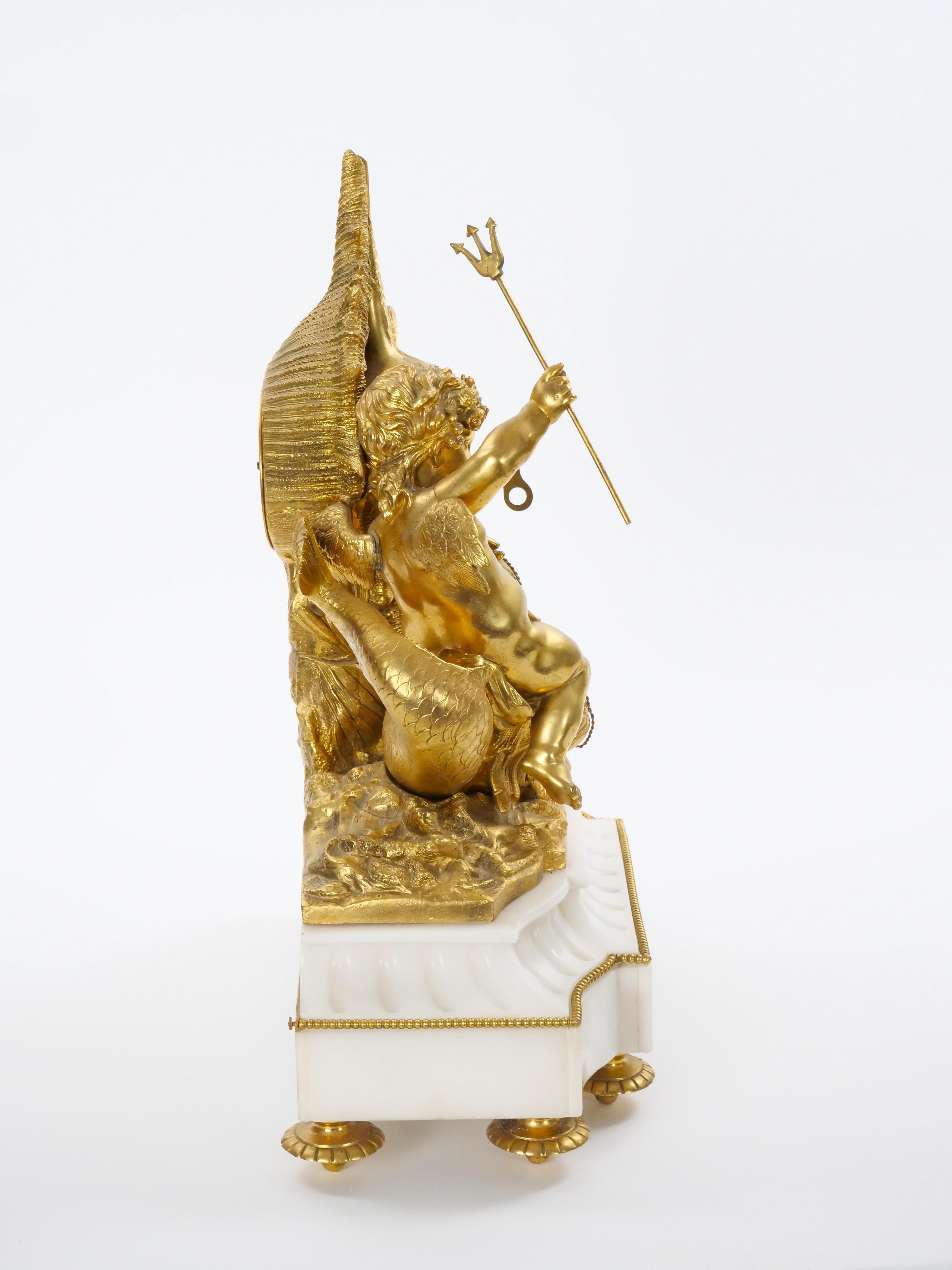 Reloj de chimenea Luis XVI de bronce dorado y mármol con Cupido y Tritón, Italia 1834 Italiano en venta