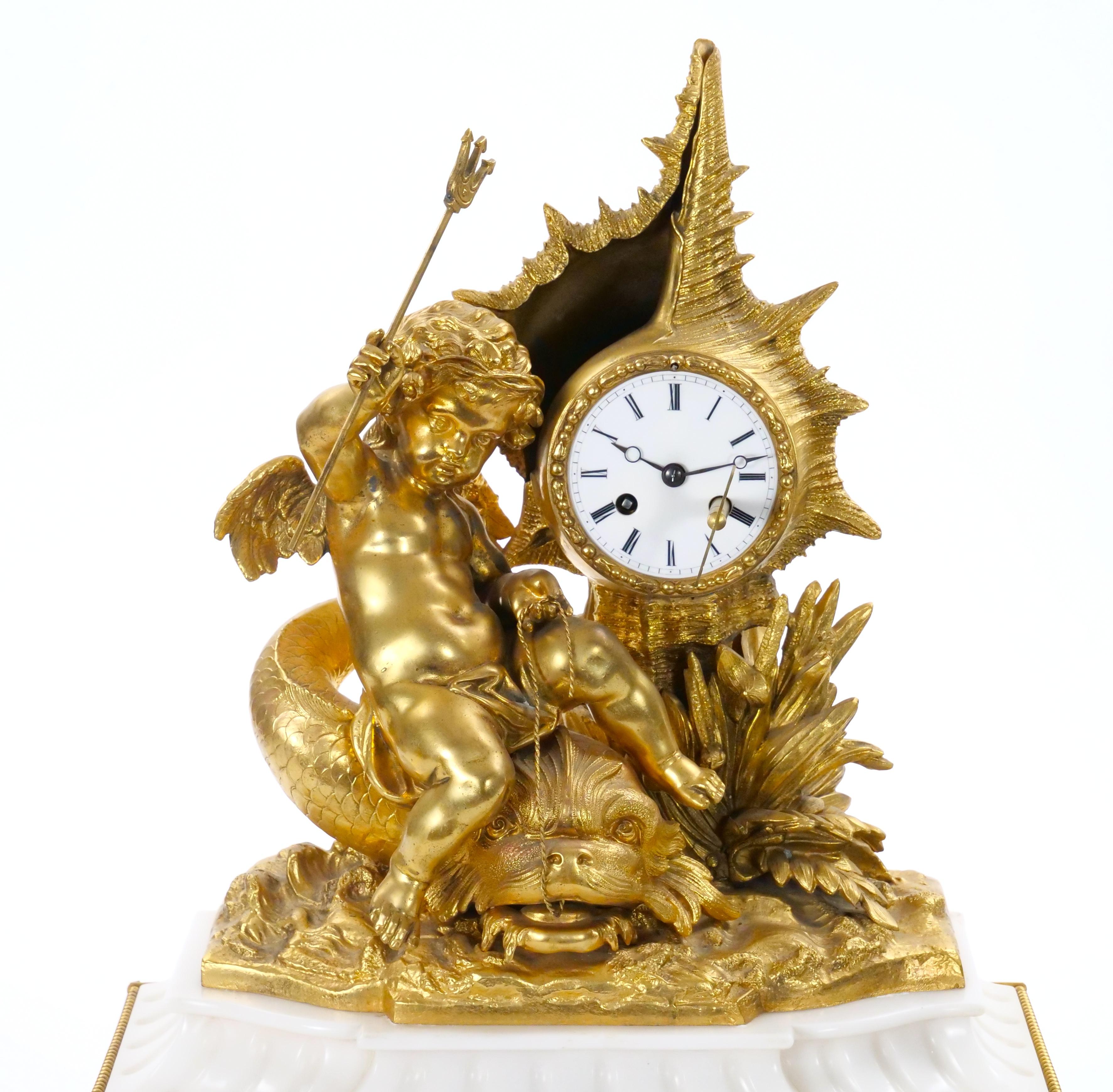 Reloj de chimenea Luis XVI de bronce dorado y mármol con Cupido y Tritón, Italia 1834 en Bueno estado para la venta en Tarry Town, NY