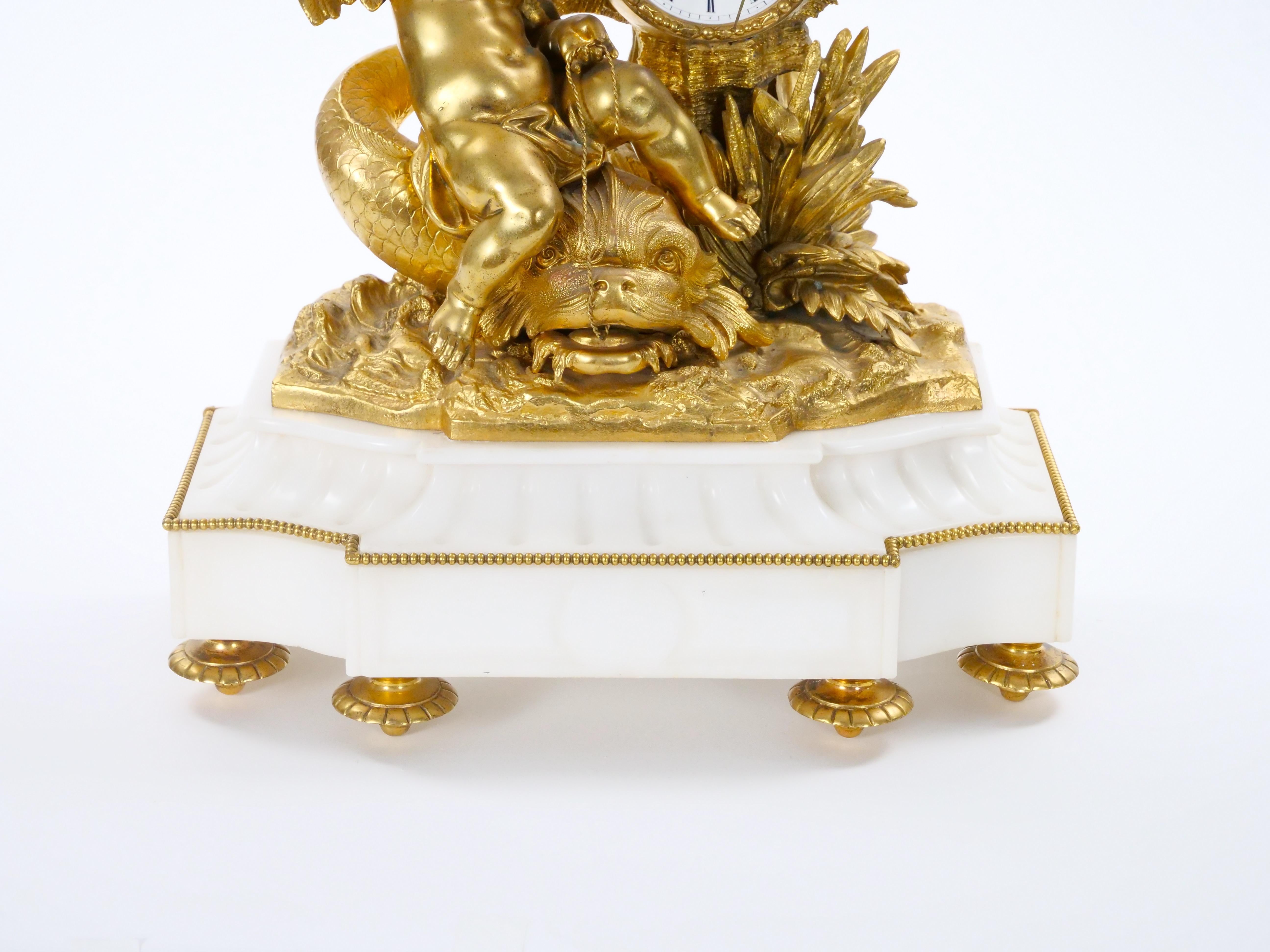 Reloj de chimenea Luis XVI de bronce dorado y mármol con Cupido y Tritón, Italia 1834 Mediados del siglo XIX en venta