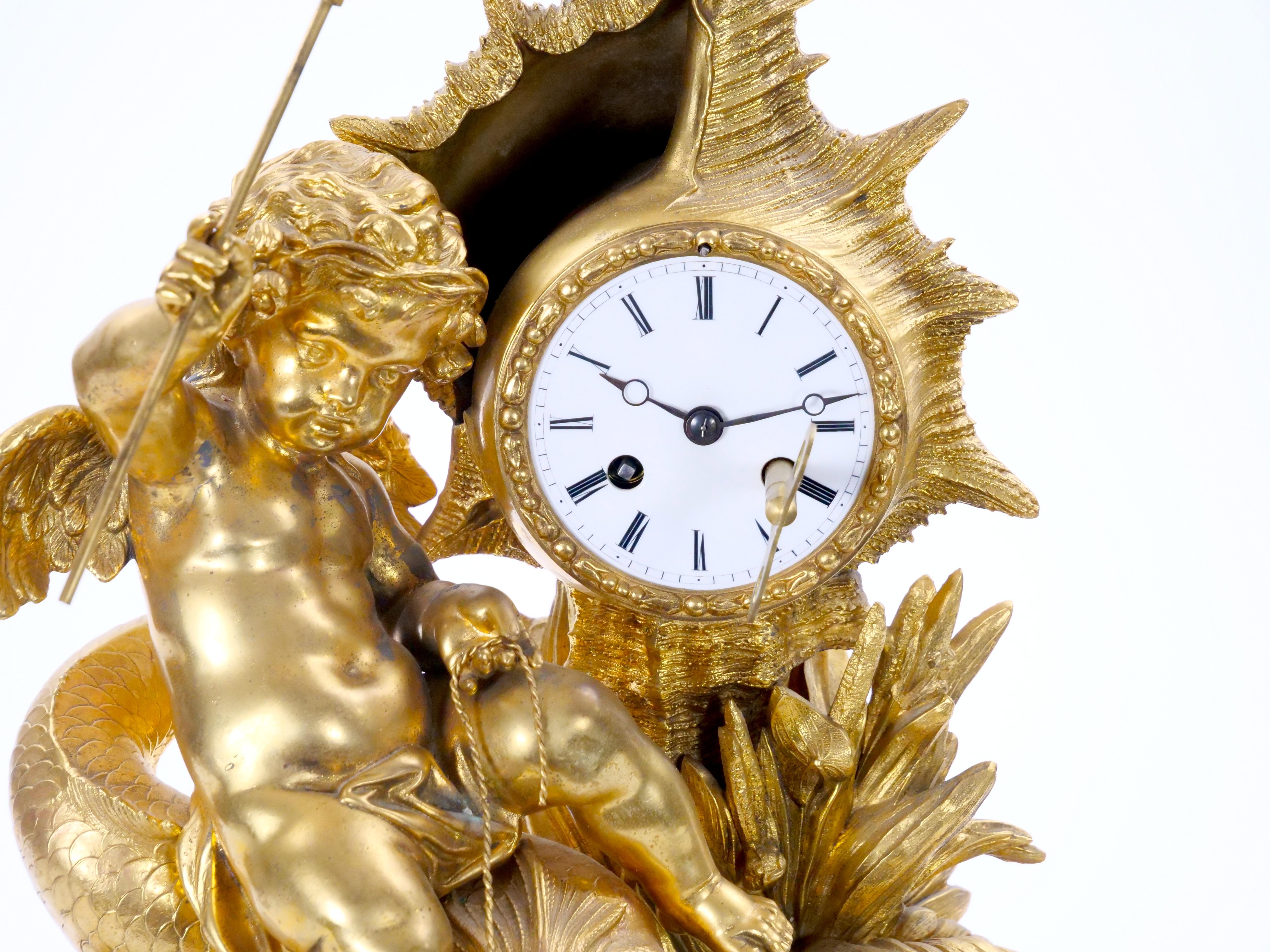 Reloj de chimenea Luis XVI de bronce dorado y mármol con Cupido y Tritón, Italia 1834 Bronce en venta