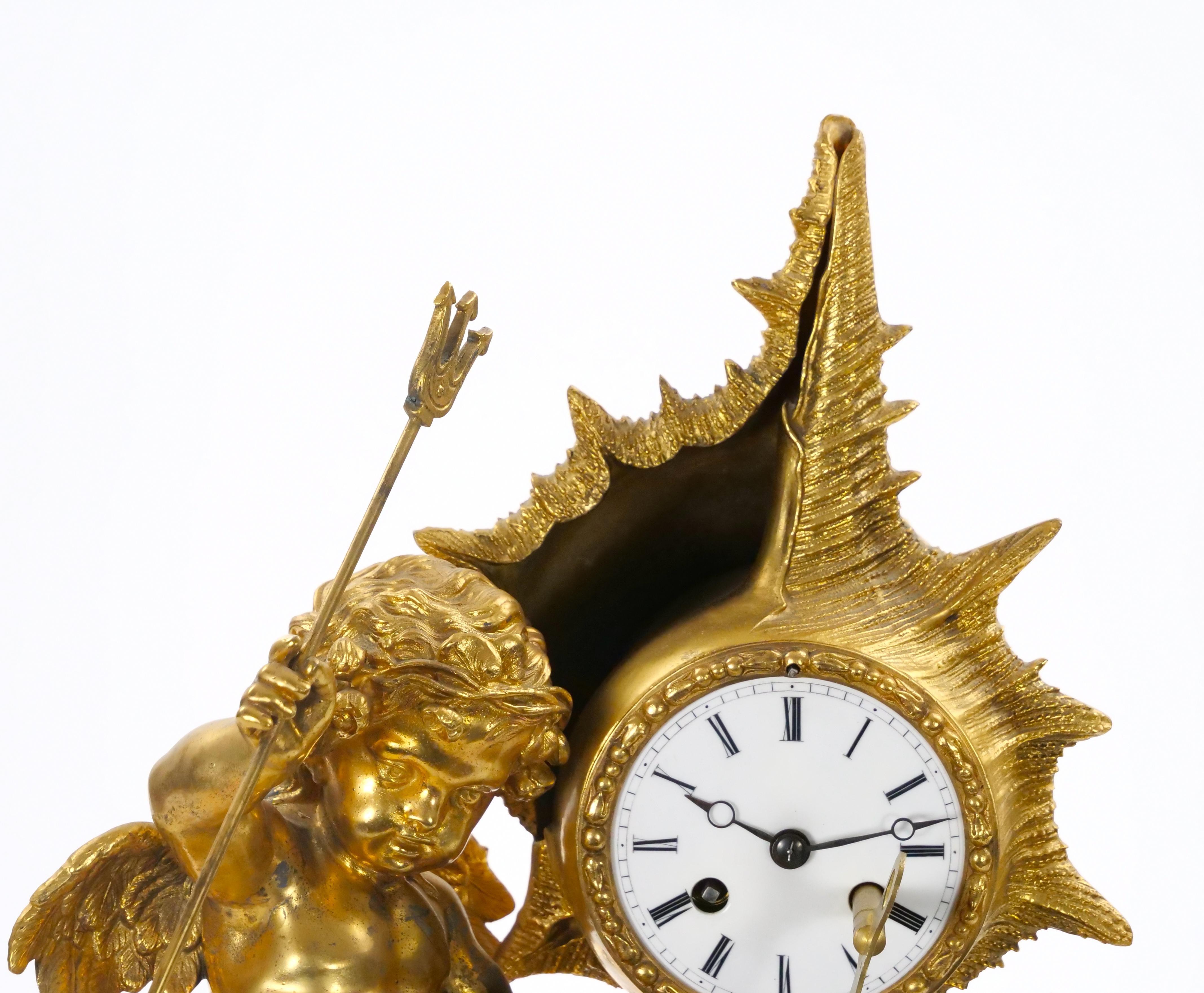 Reloj de chimenea Luis XVI de bronce dorado y mármol con Cupido y Tritón, Italia 1834 en venta 1