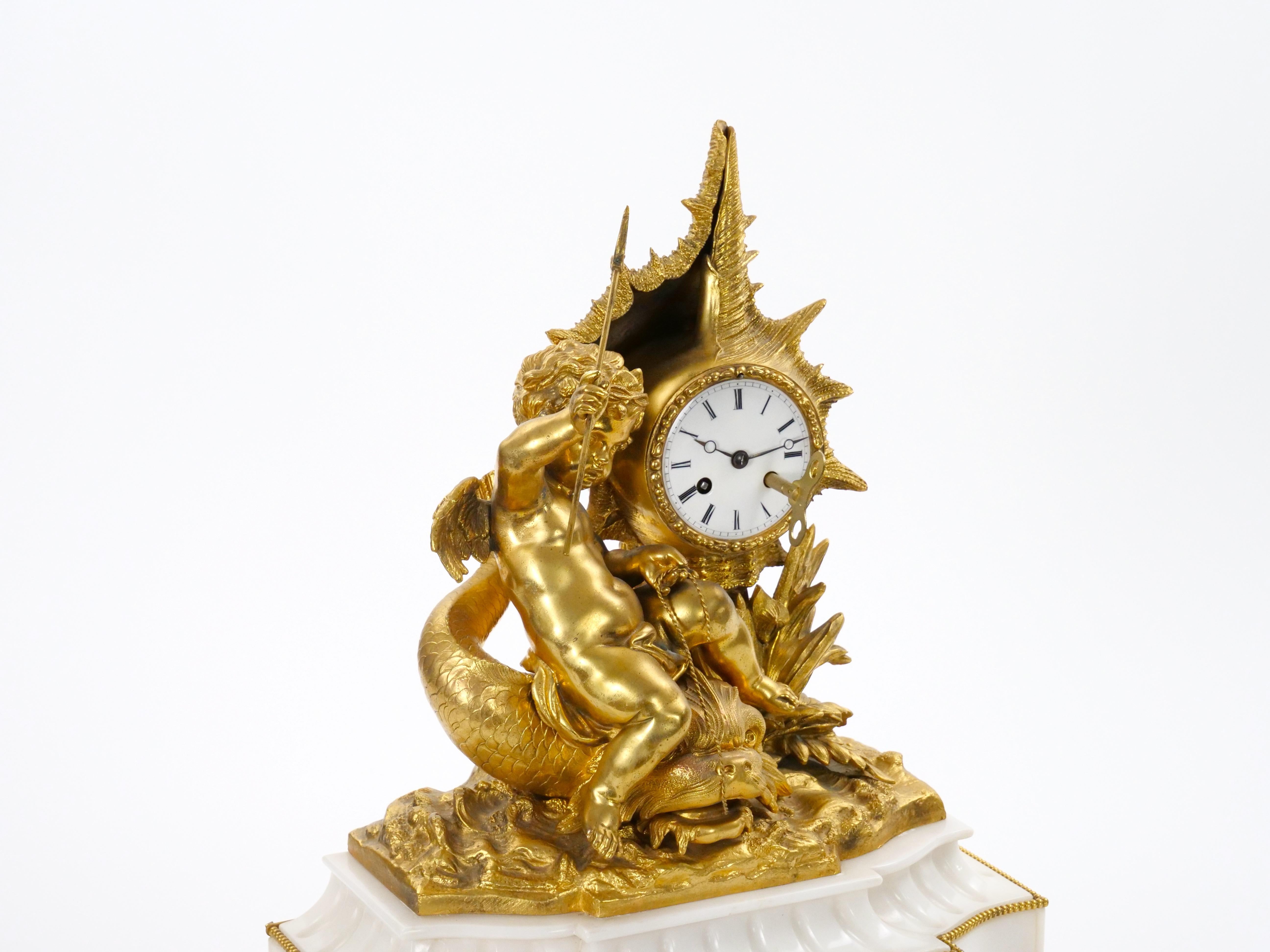 Reloj de chimenea Luis XVI de bronce dorado y mármol con Cupido y Tritón, Italia 1834 en venta 2
