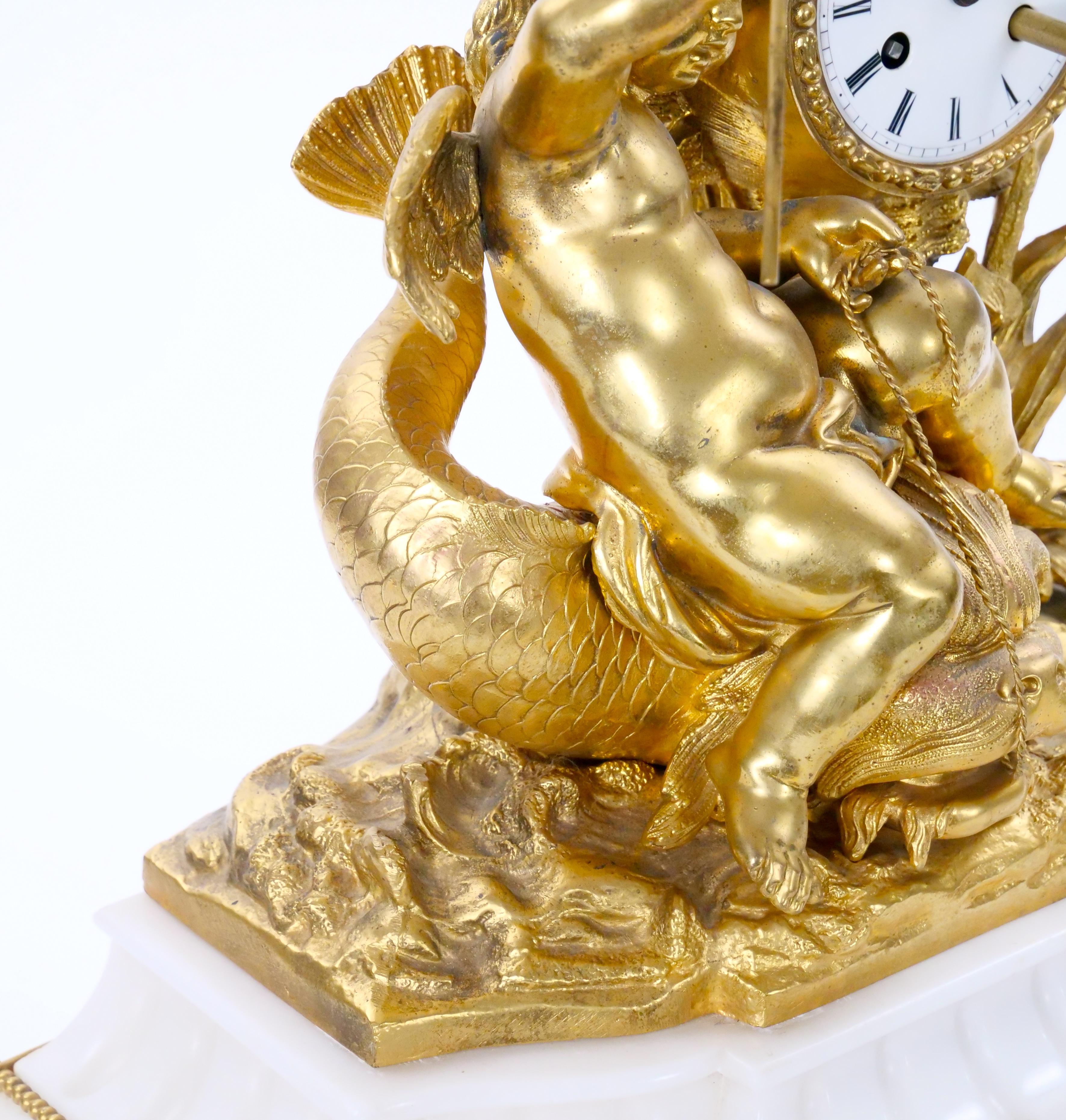 Reloj de chimenea Luis XVI de bronce dorado y mármol con Cupido y Tritón, Italia 1834 en venta 3