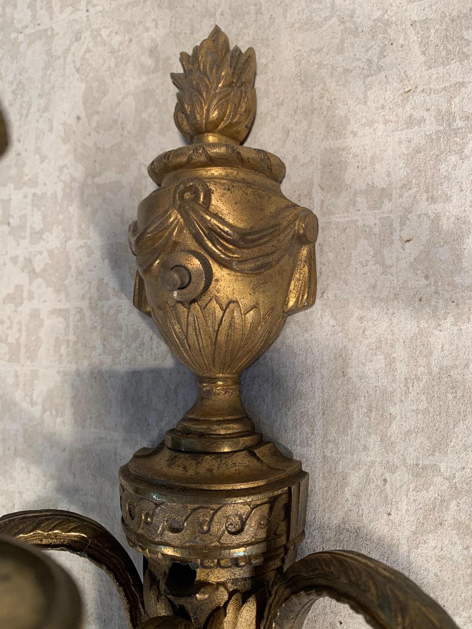 Louis XVI-Wandleuchter aus vergoldeter Bronze im Angebot 3