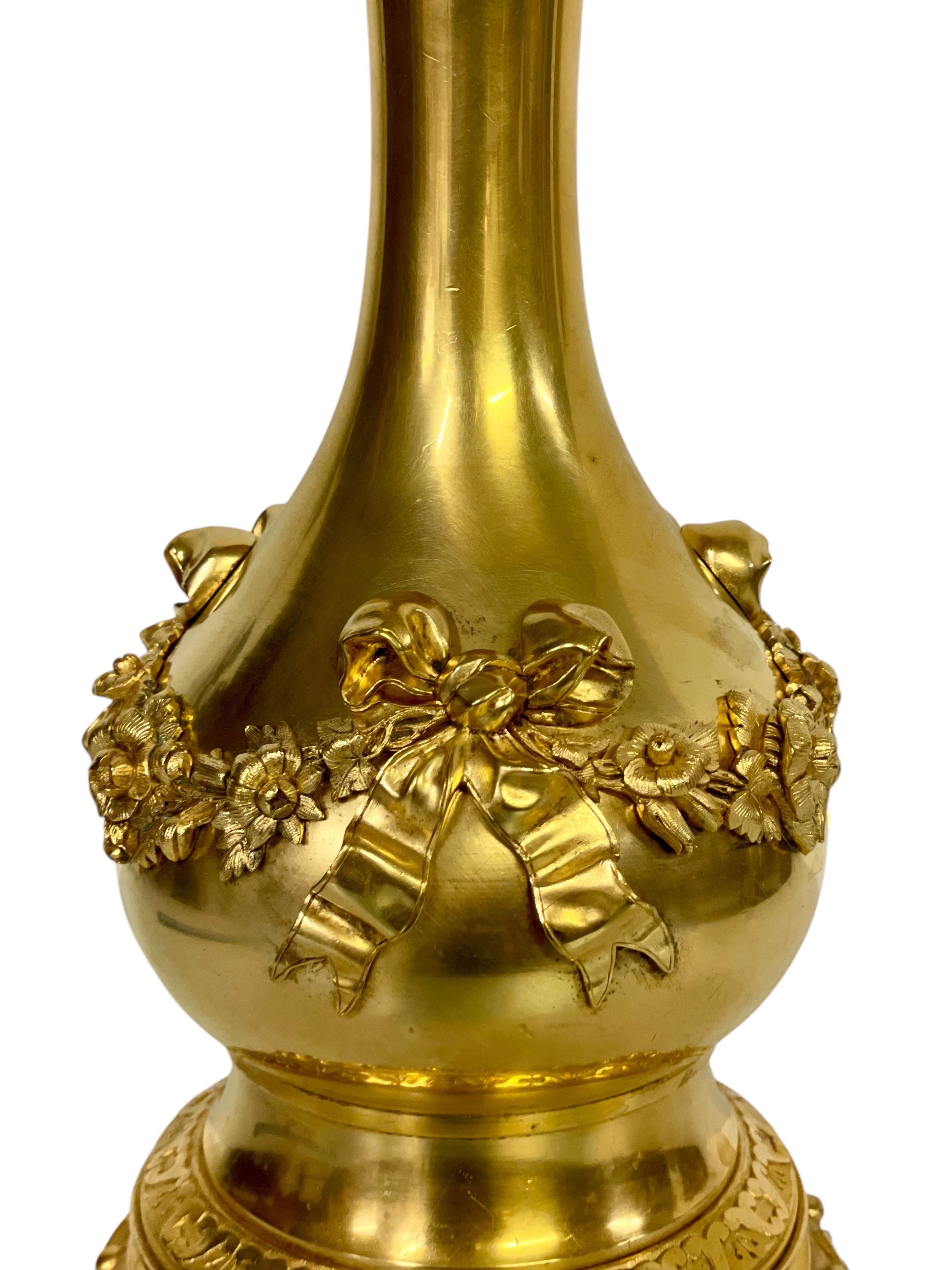 Lámpara de mesa Luis XVI de bronce dorado con rosas y cintas, S. XIX en venta 3