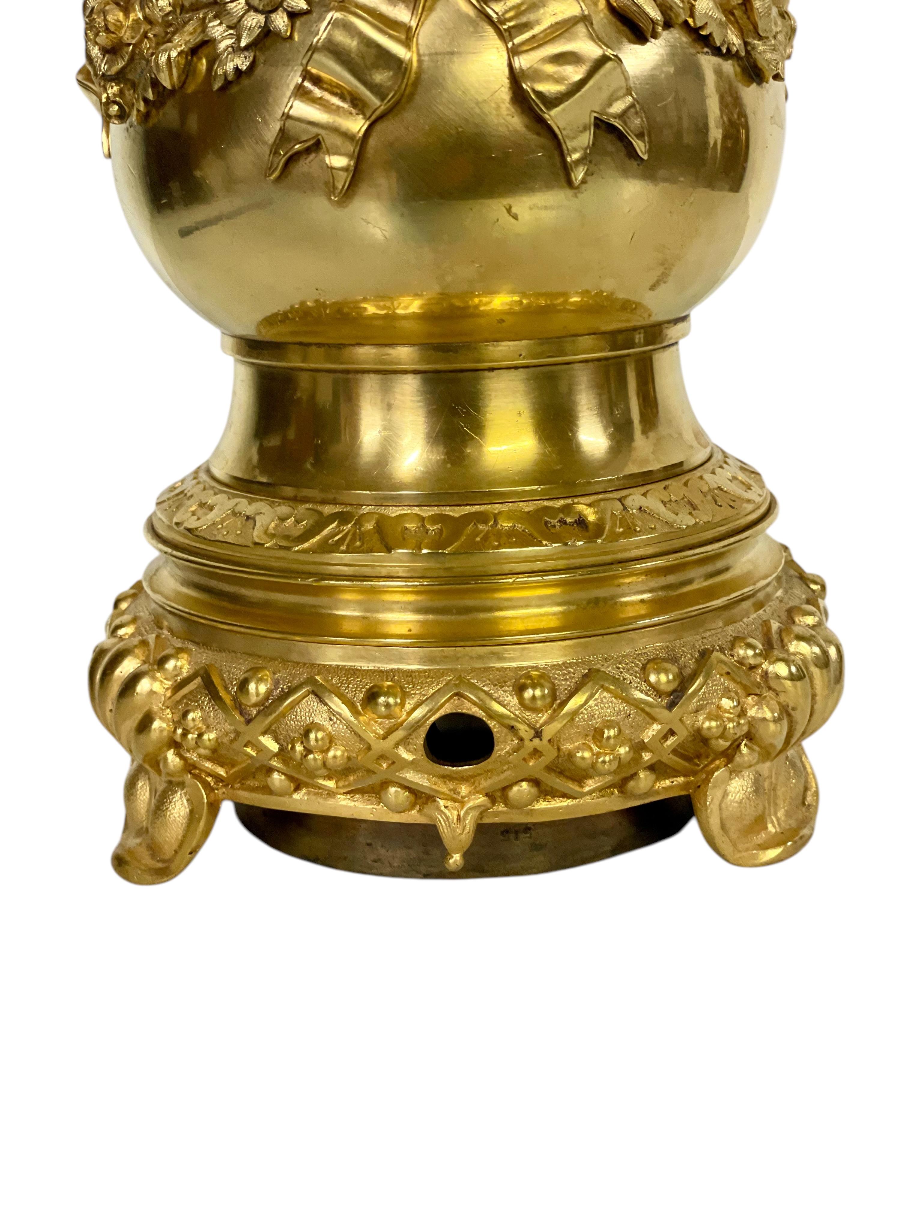 Lámpara de mesa Luis XVI de bronce dorado con rosas y cintas, S. XIX en venta 4
