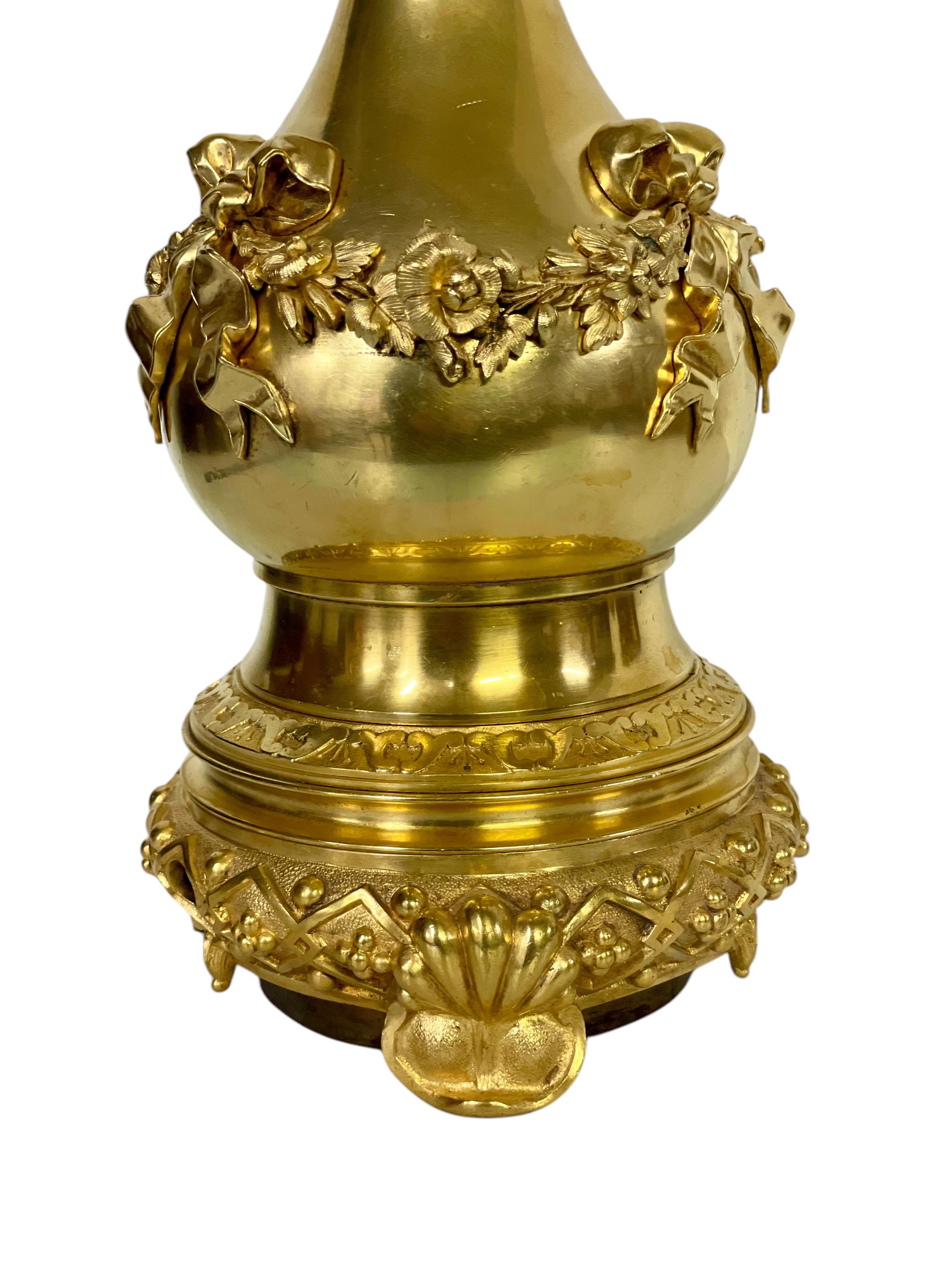 Lámpara de mesa Luis XVI de bronce dorado con rosas y cintas, S. XIX en venta 5