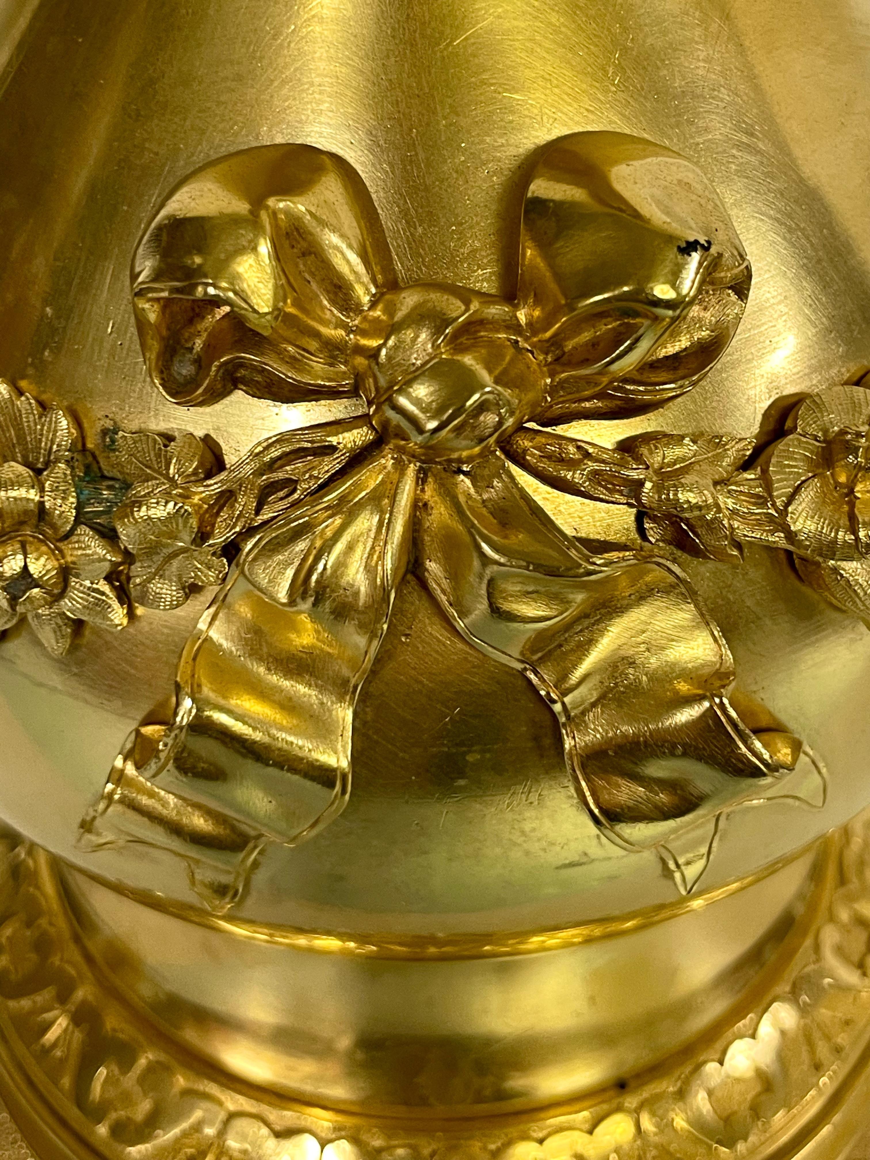 Lámpara de mesa Luis XVI de bronce dorado con rosas y cintas, S. XIX en venta 6