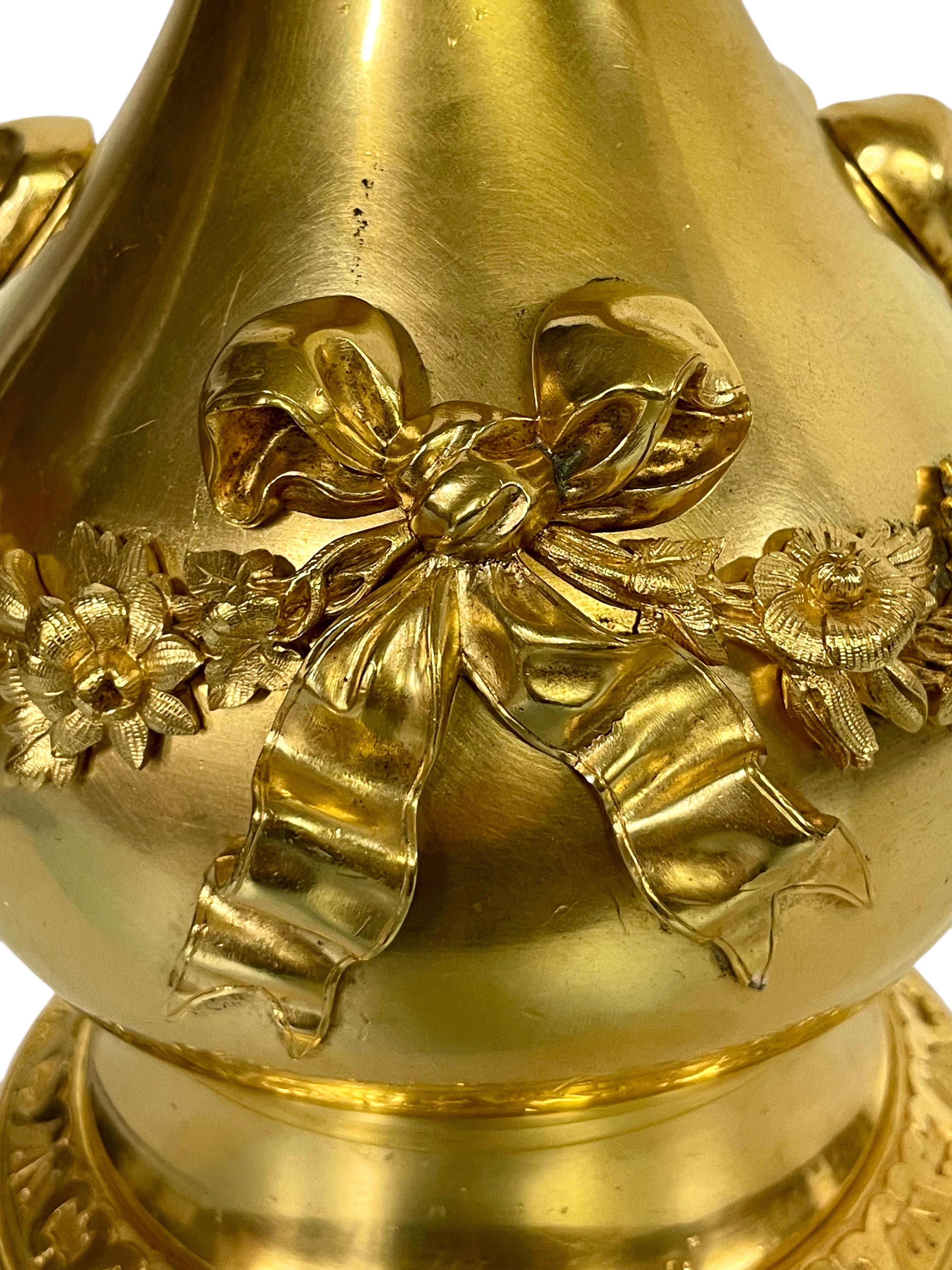 Lámpara de mesa Luis XVI de bronce dorado con rosas y cintas, S. XIX en venta 7