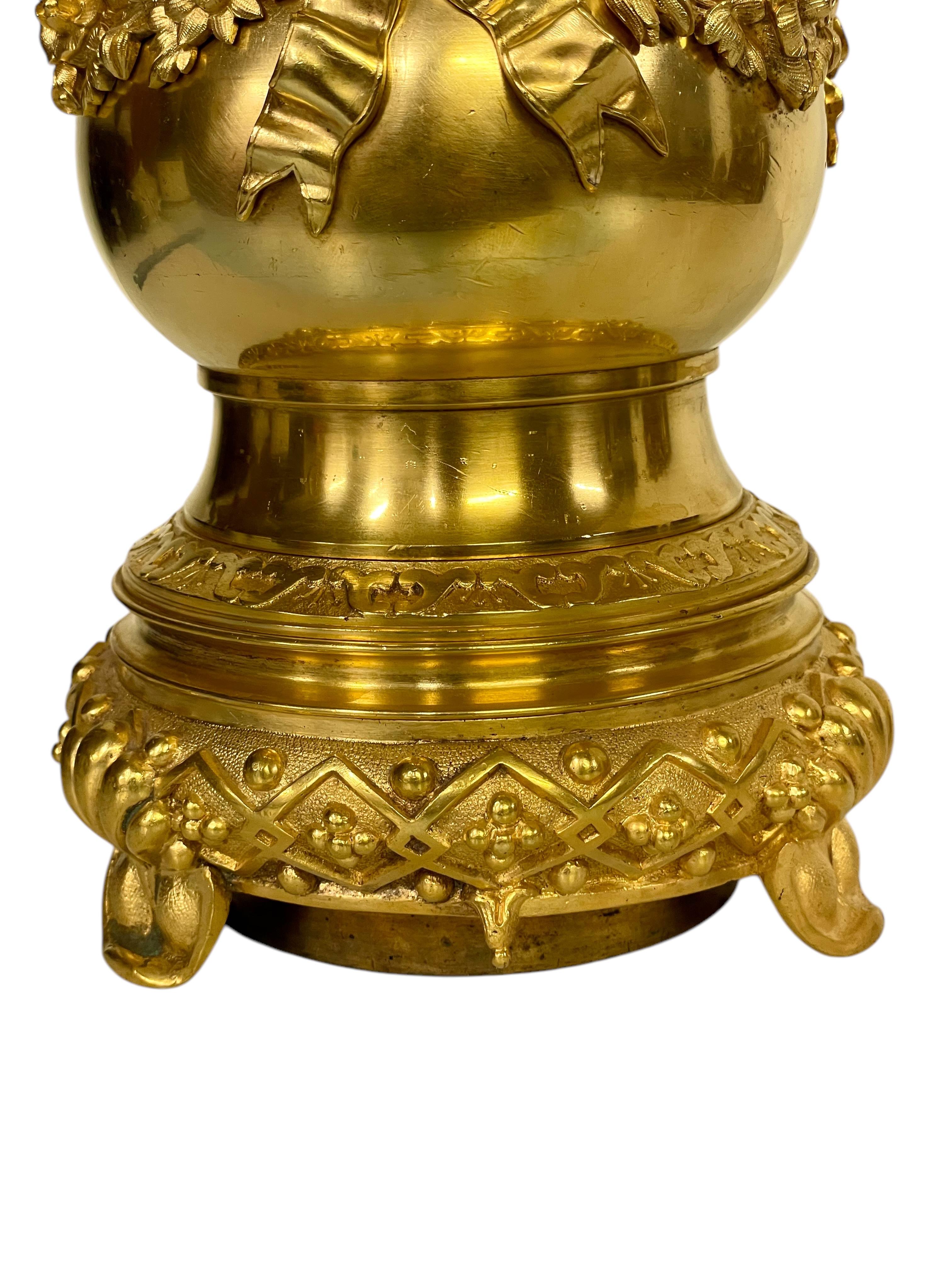 Lámpara de mesa Luis XVI de bronce dorado con rosas y cintas, S. XIX en venta 8