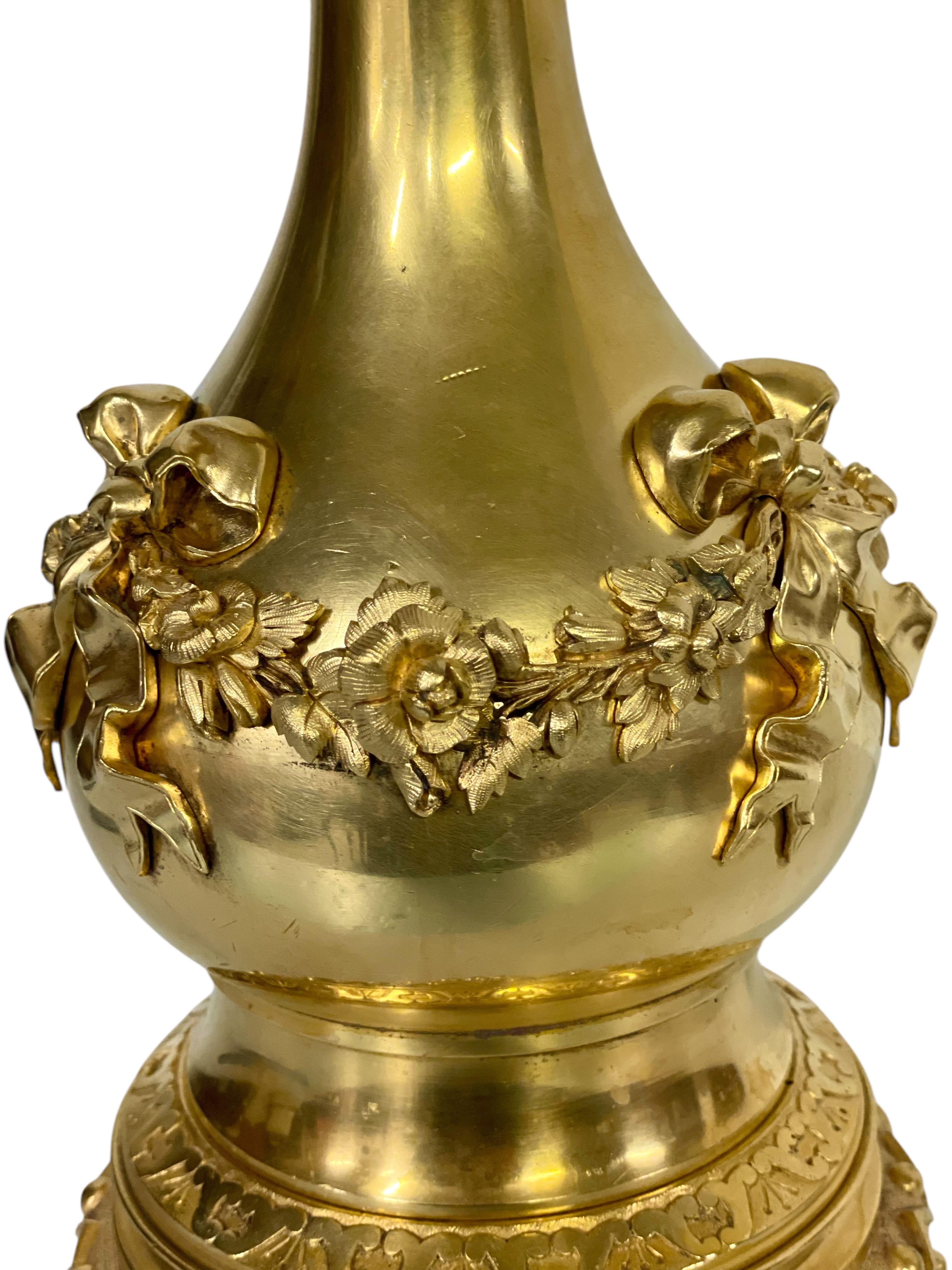 Lámpara de mesa Luis XVI de bronce dorado con rosas y cintas, S. XIX en venta 10