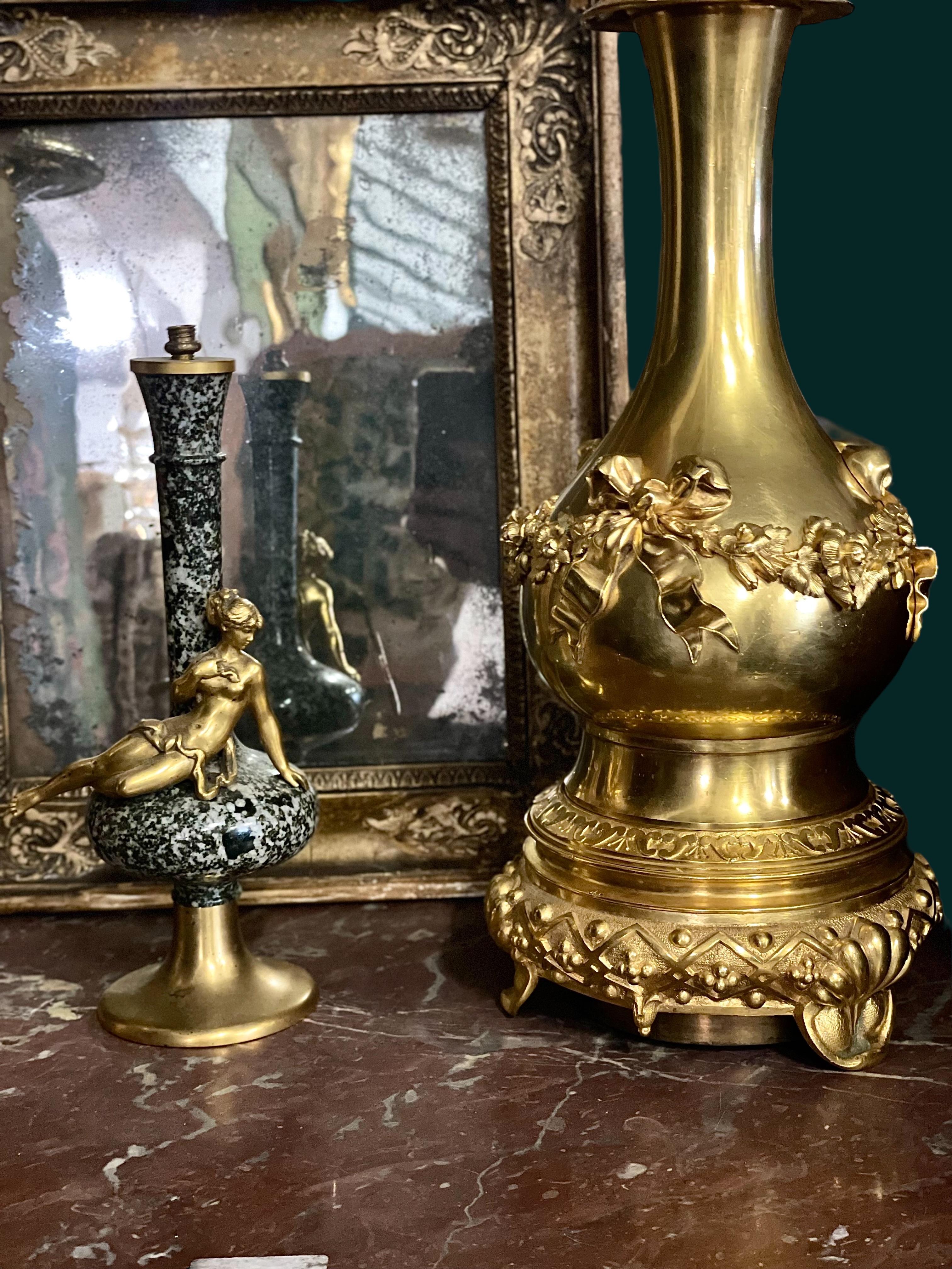 Lámpara de mesa Luis XVI de bronce dorado con rosas y cintas, S. XIX en venta 12