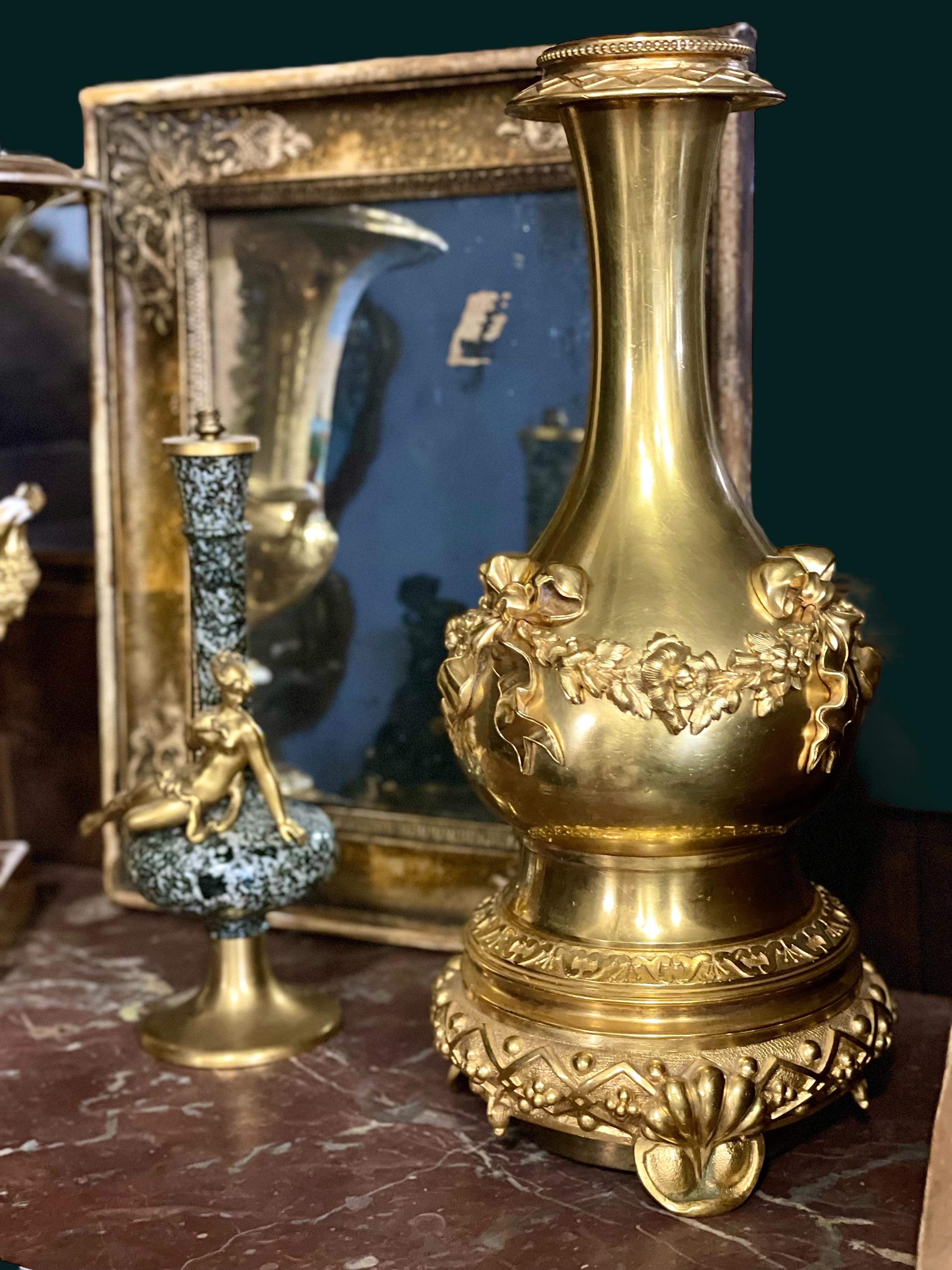 Lámpara de mesa Luis XVI de bronce dorado con rosas y cintas, S. XIX en venta 13