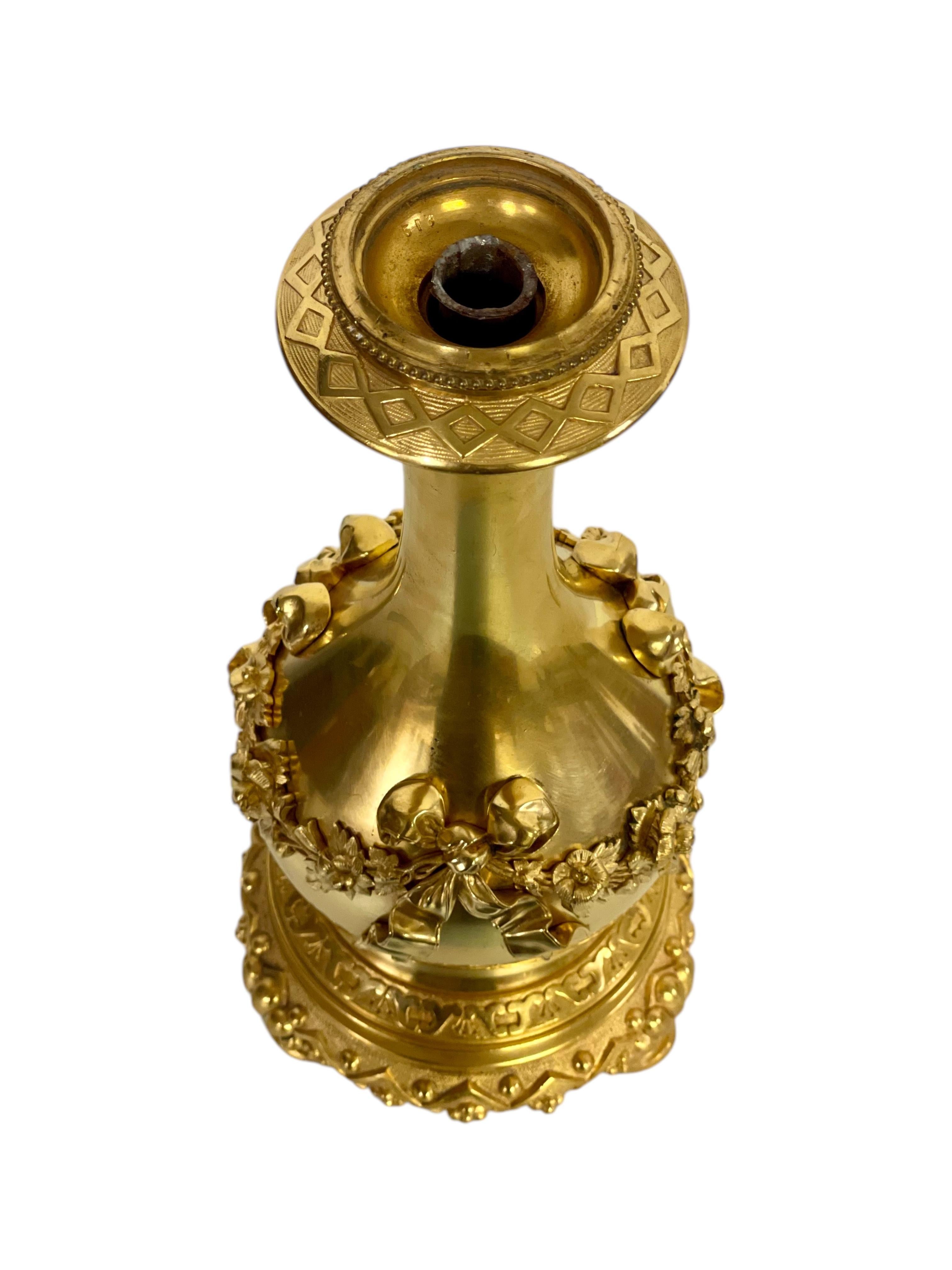 Lámpara de mesa Luis XVI de bronce dorado con rosas y cintas, S. XIX siglo XIX en venta