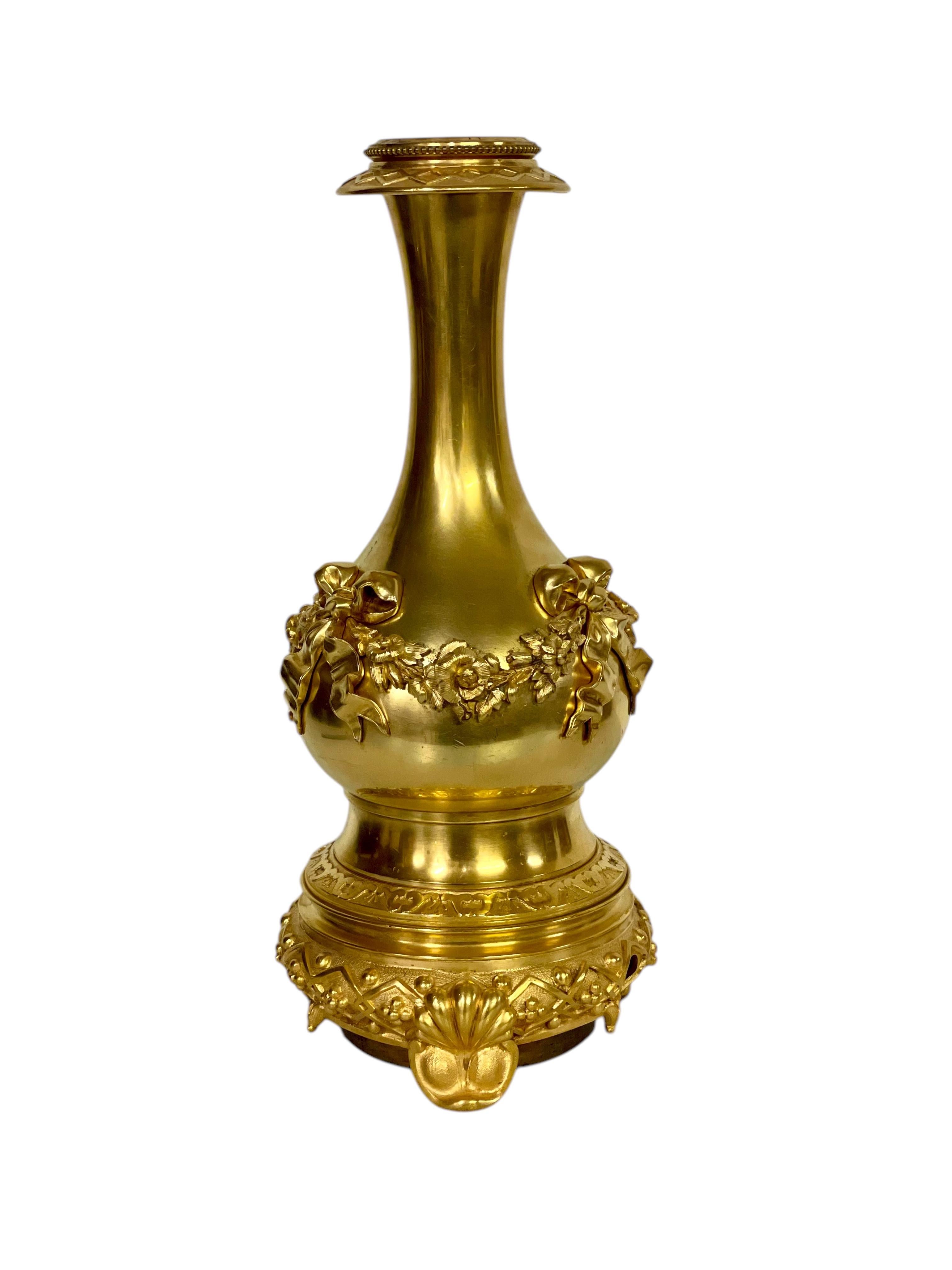 Lámpara de mesa Luis XVI de bronce dorado con rosas y cintas, S. XIX Bronce en venta