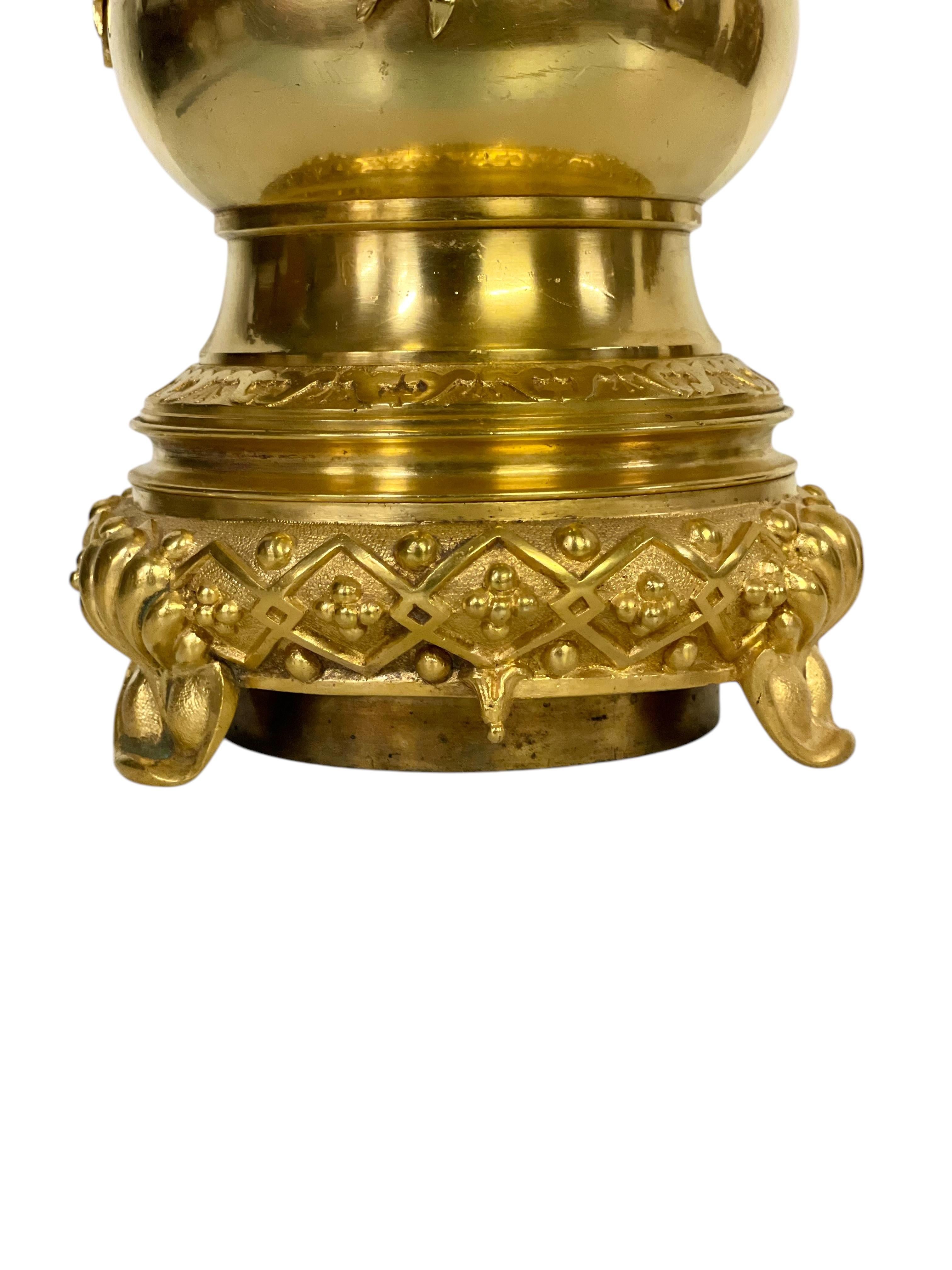 Lámpara de mesa Luis XVI de bronce dorado con rosas y cintas, S. XIX en venta 1