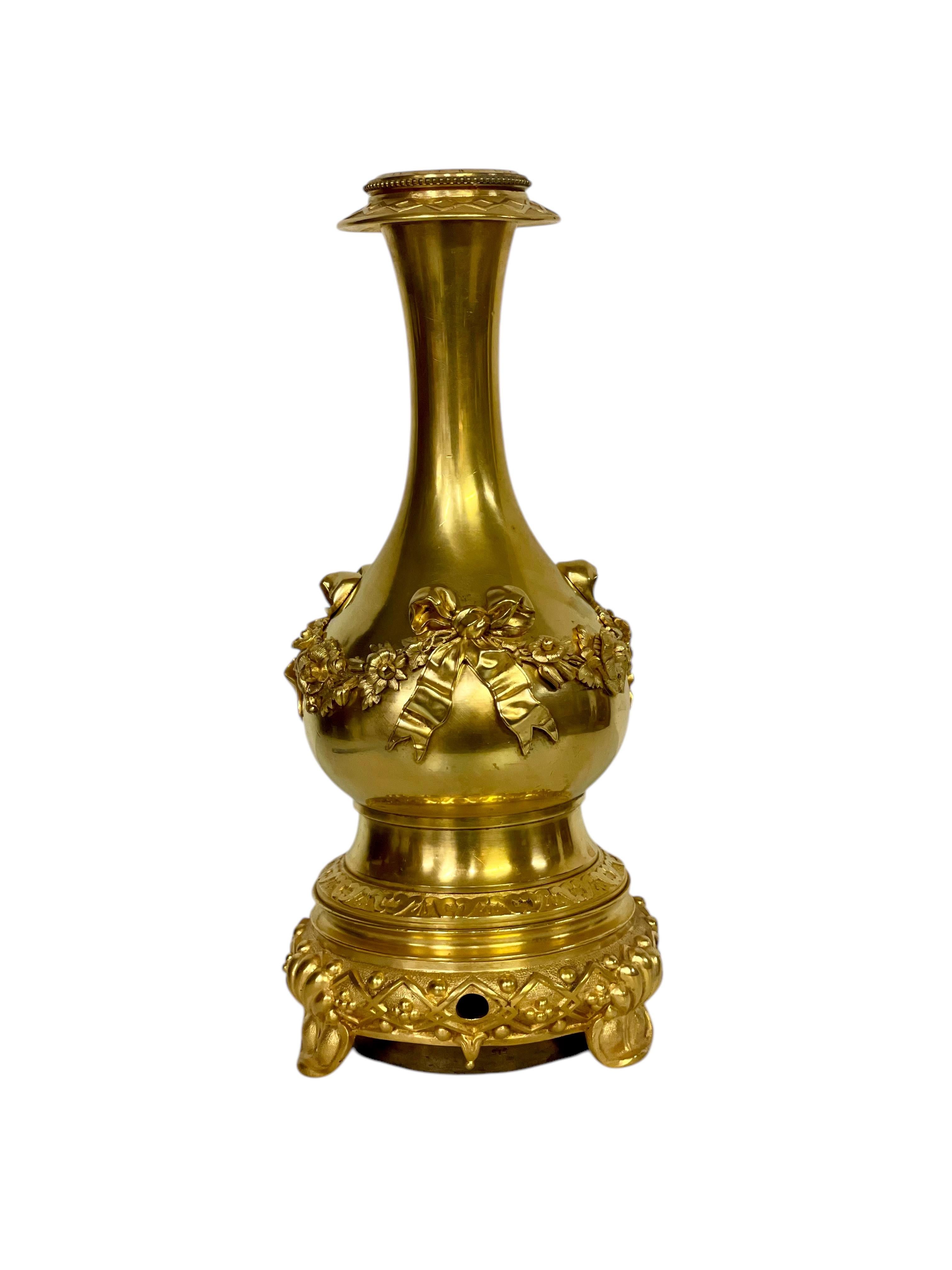Lámpara de mesa Luis XVI de bronce dorado con rosas y cintas, S. XIX en venta 2