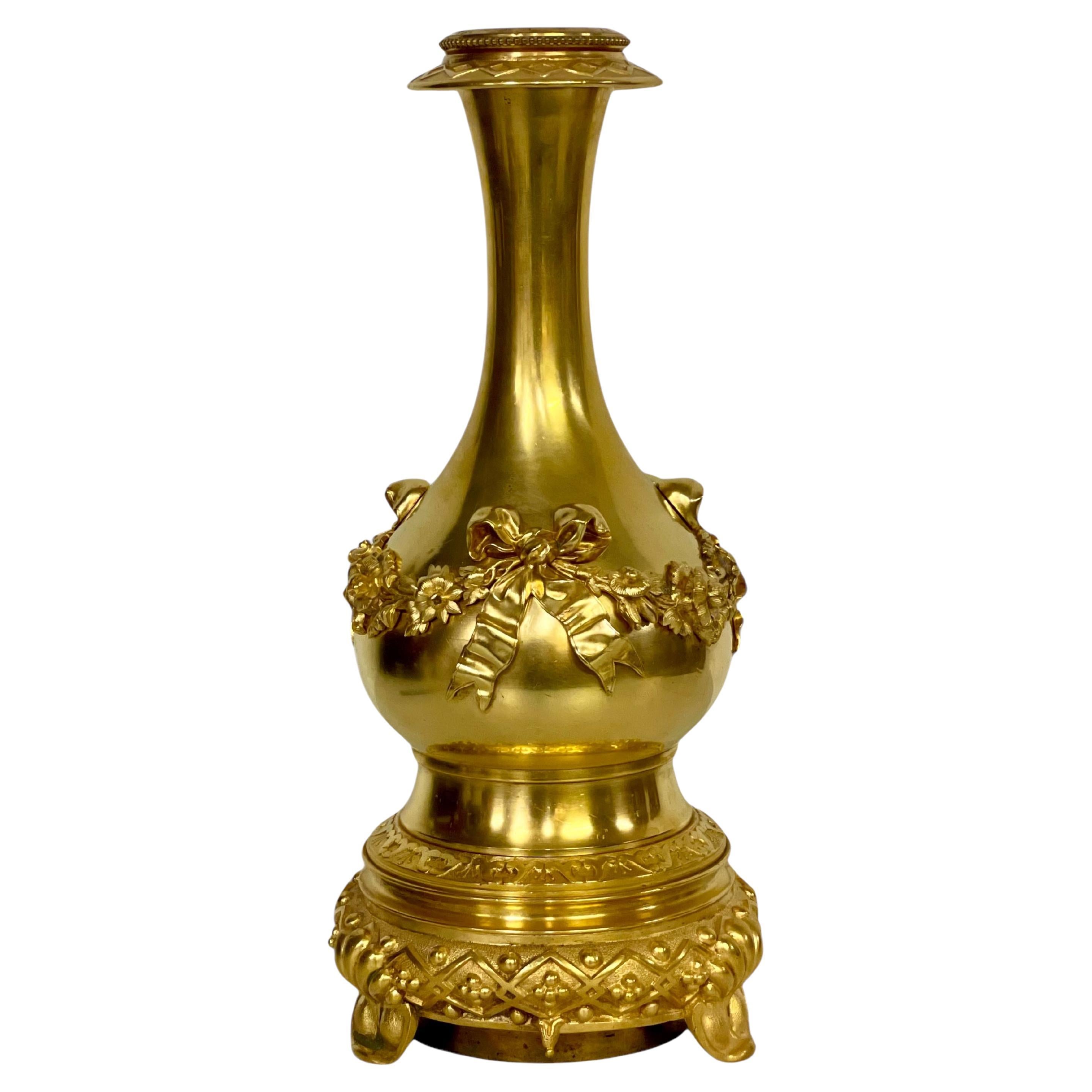 Lámpara de mesa Luis XVI de bronce dorado con rosas y cintas, S. XIX en venta