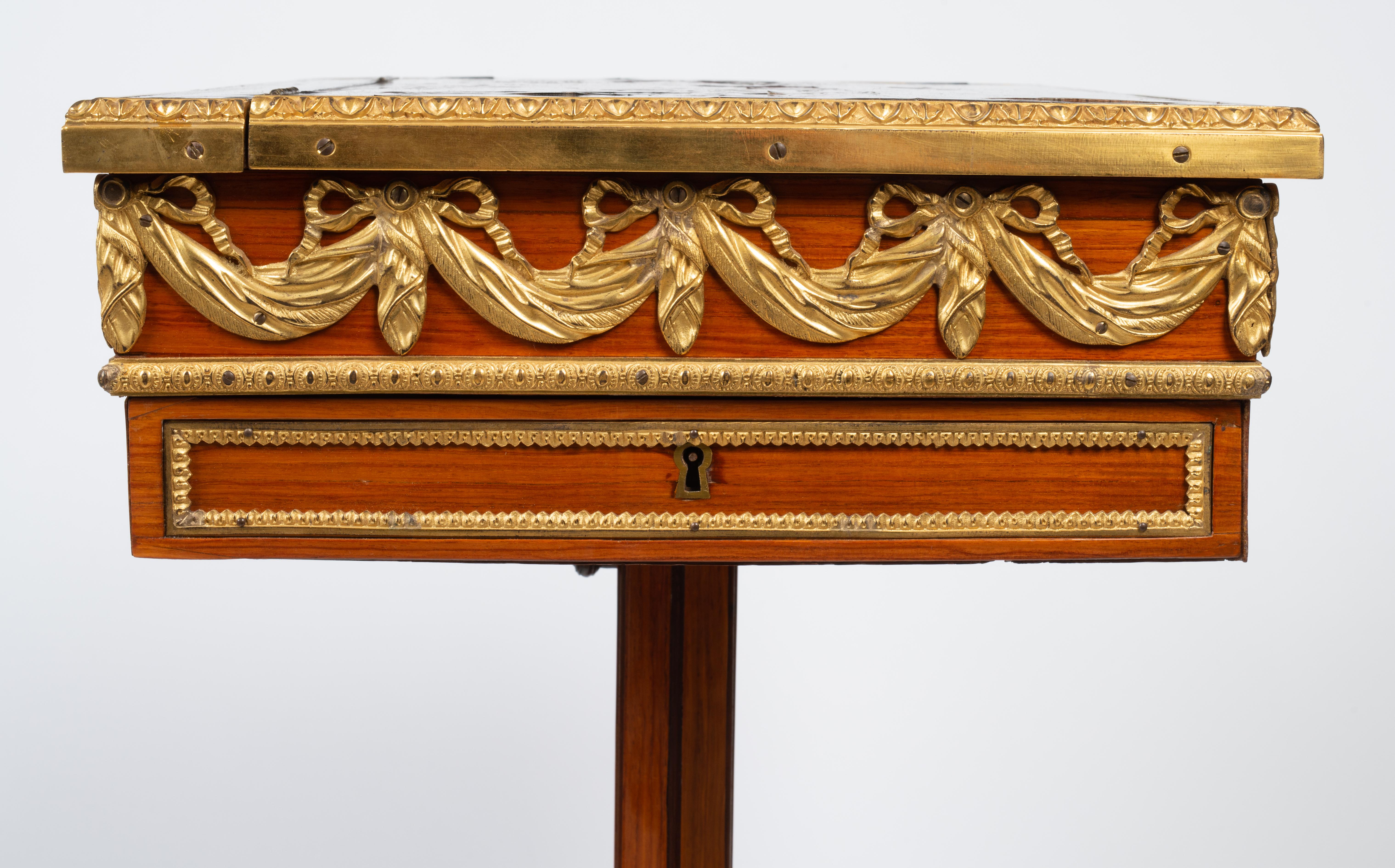 Table mécanique de style Louis XVI en bois de tulipier et laque dorée en vente 4