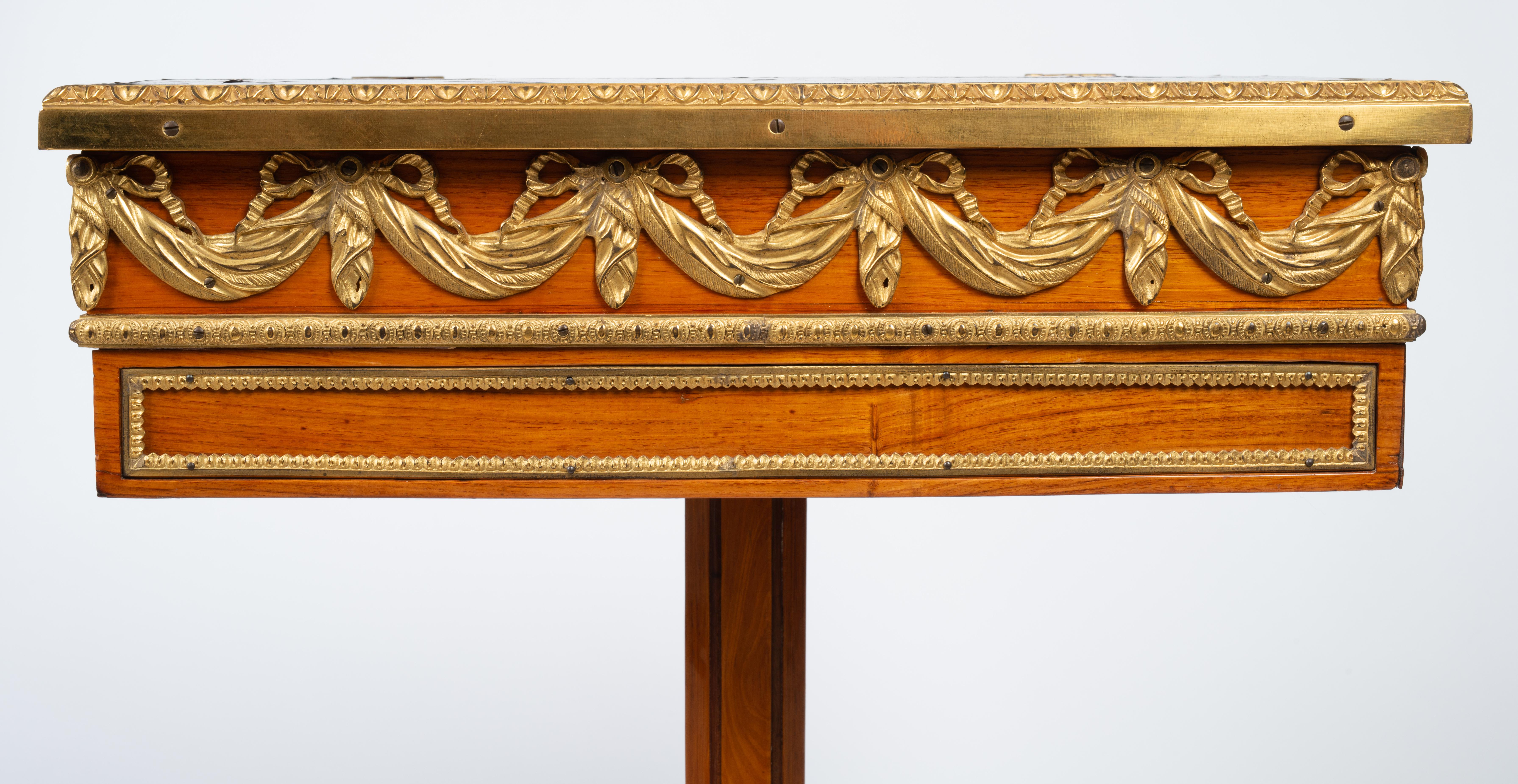 Table mécanique de style Louis XVI en bois de tulipier et laque dorée en vente 5