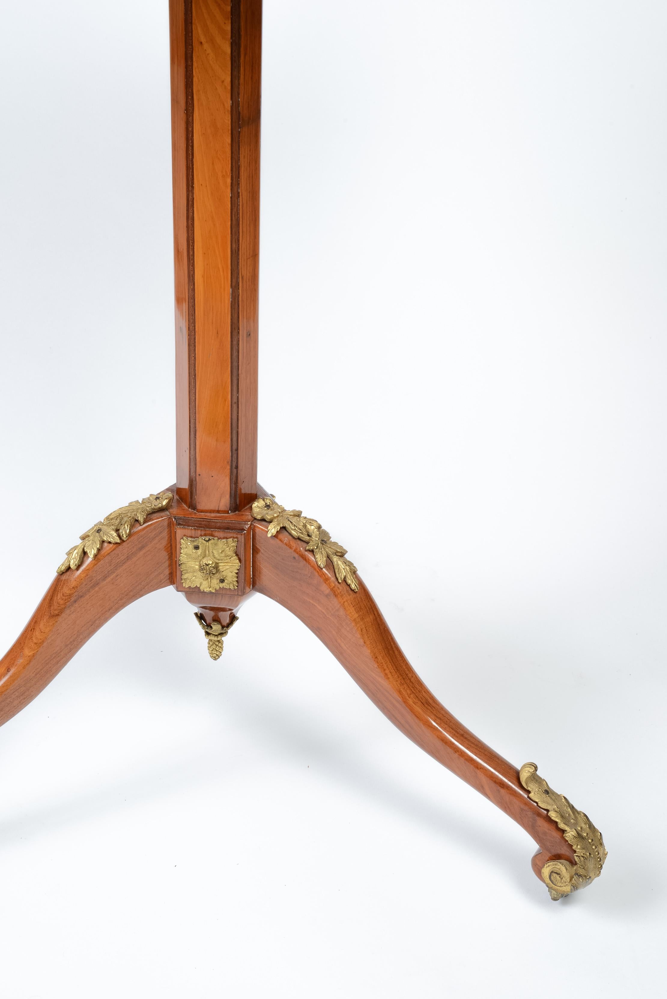Table mécanique de style Louis XVI en bois de tulipier et laque dorée en vente 7