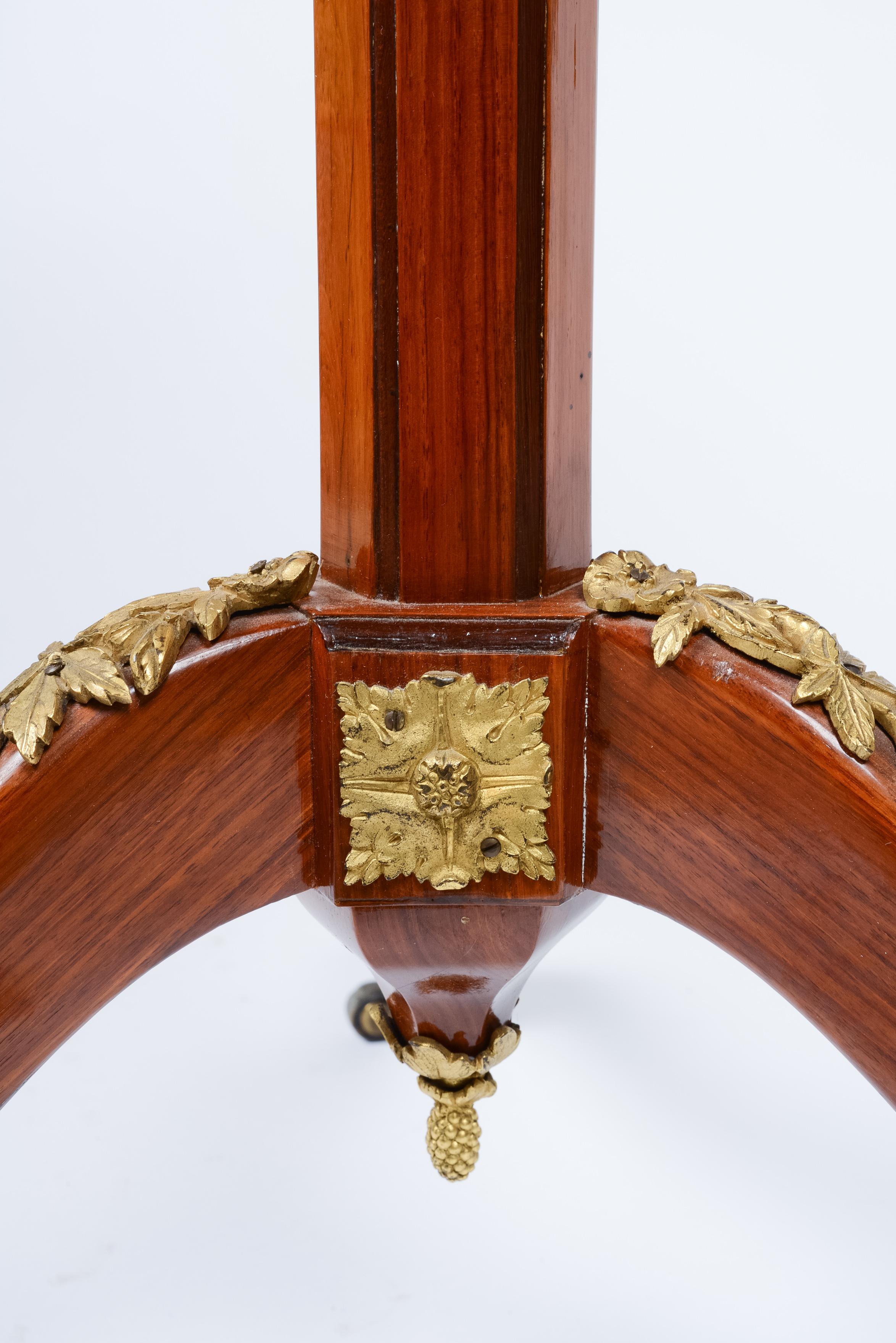 Table mécanique de style Louis XVI en bois de tulipier et laque dorée en vente 8