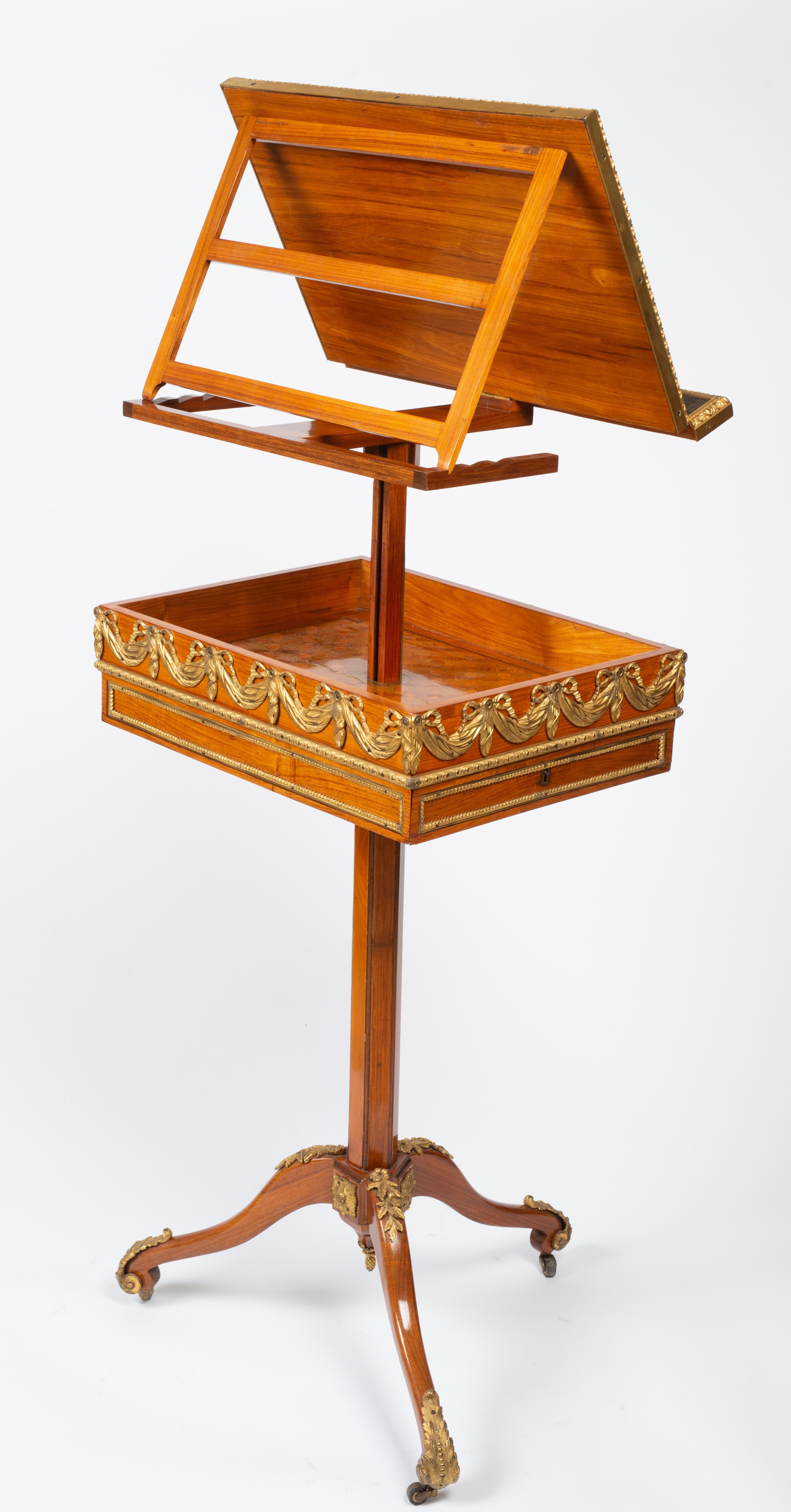 Français Table mécanique de style Louis XVI en bois de tulipier et laque dorée en vente