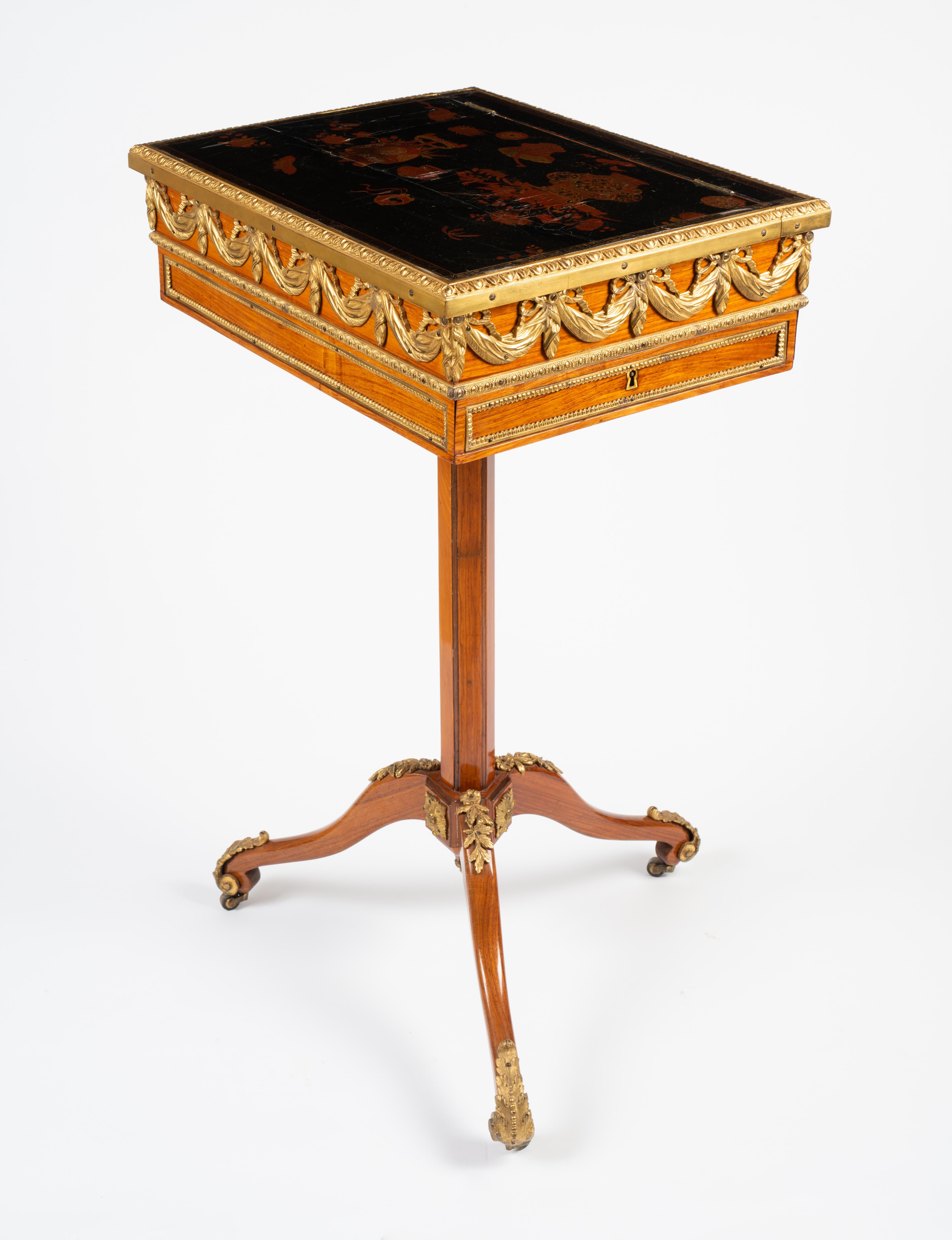 XVIIIe siècle Table mécanique de style Louis XVI en bois de tulipier et laque dorée en vente