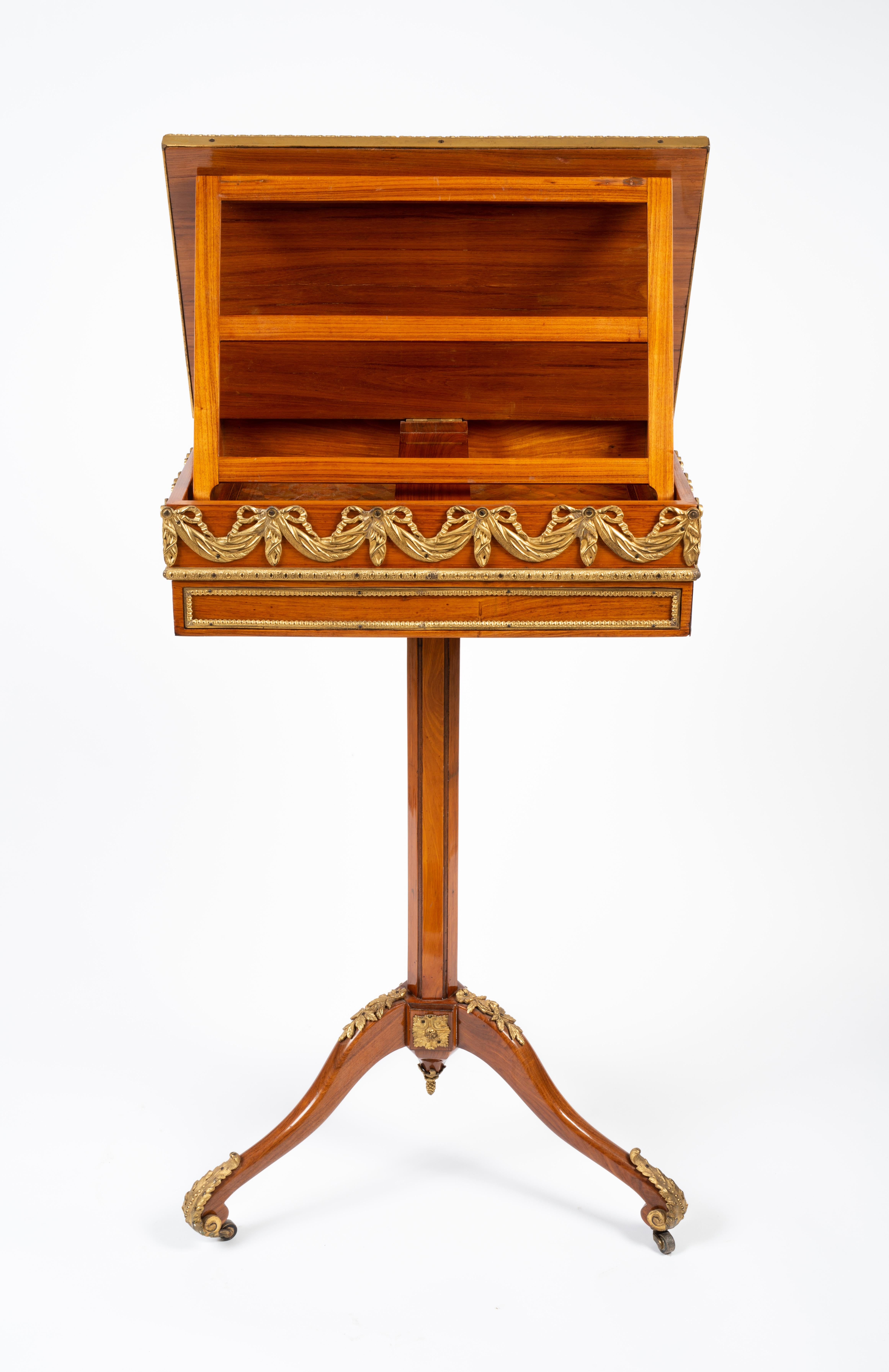Tulipier Table mécanique de style Louis XVI en bois de tulipier et laque dorée en vente