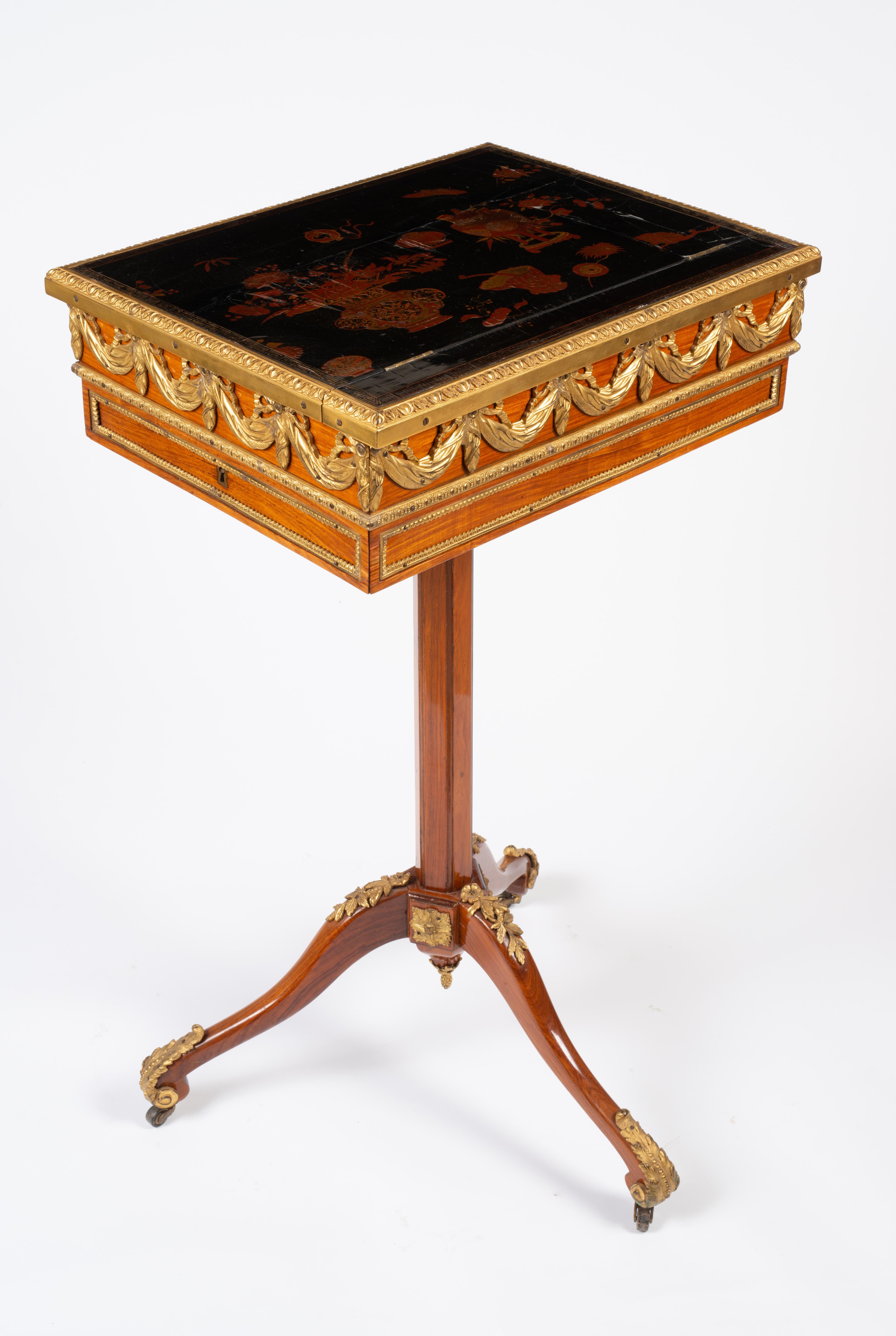Table mécanique de style Louis XVI en bois de tulipier et laque dorée en vente 1