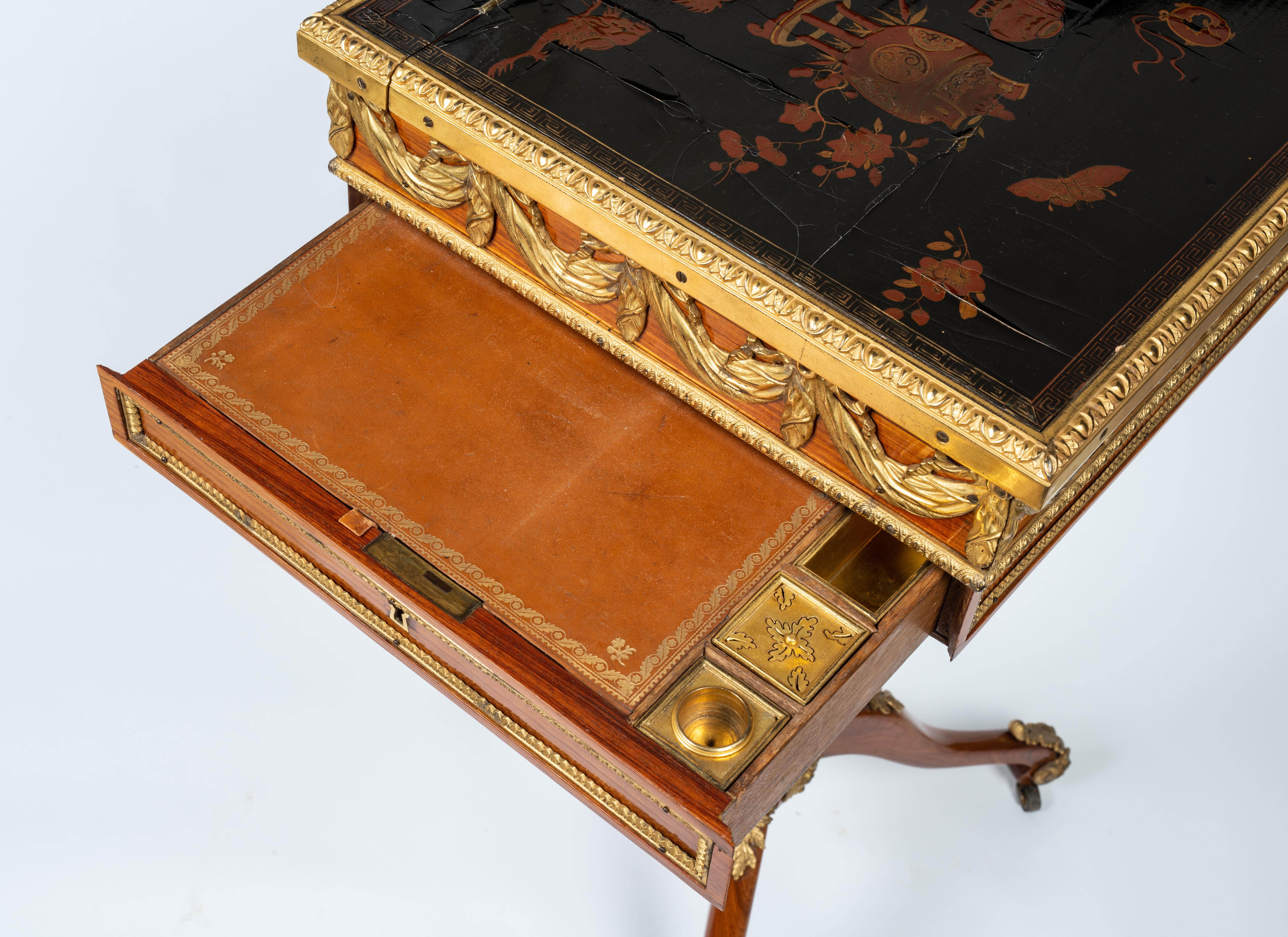 Table mécanique de style Louis XVI en bois de tulipier et laque dorée en vente 2