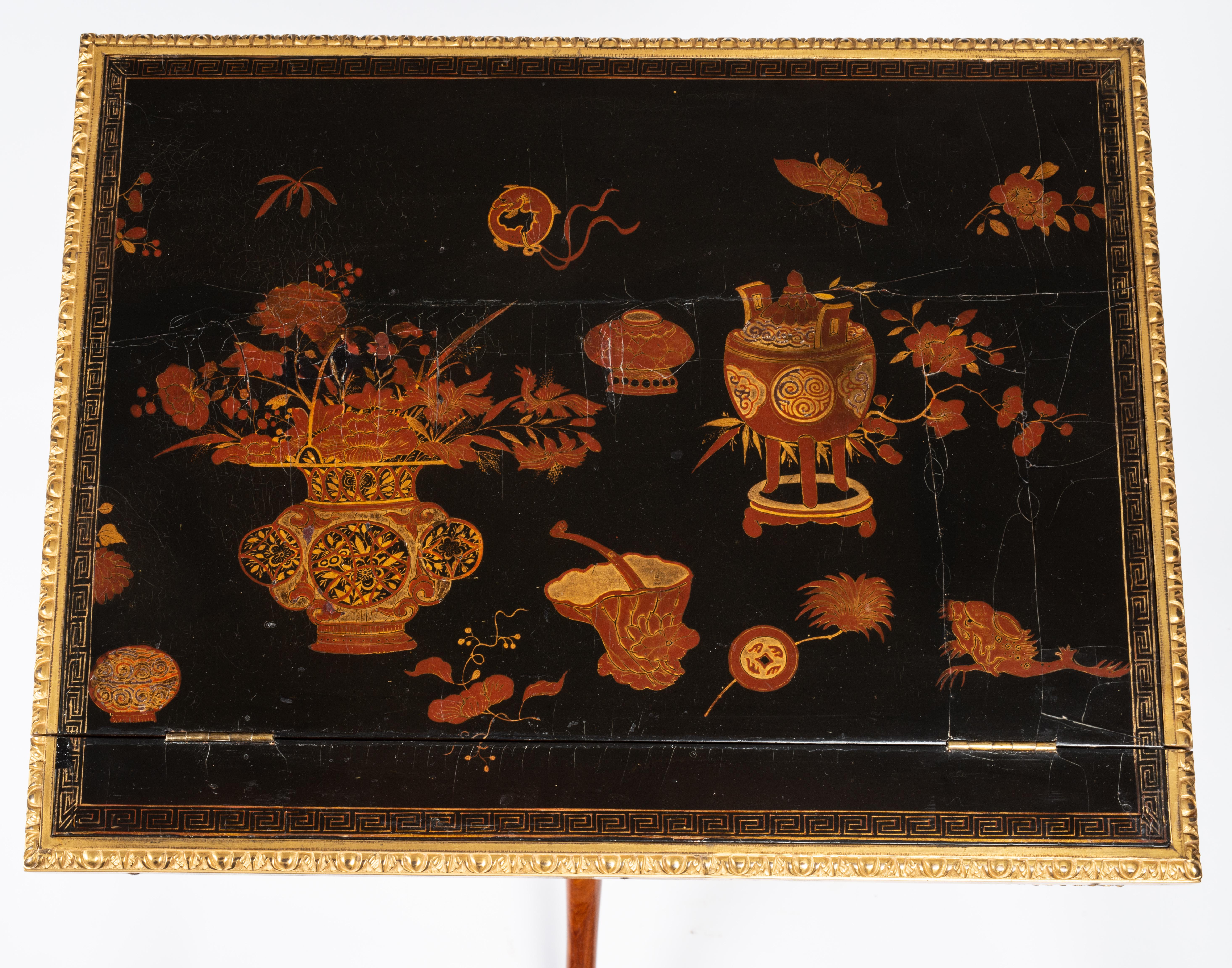 Table mécanique de style Louis XVI en bois de tulipier et laque dorée en vente 3