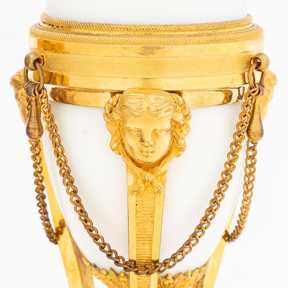 Louis XVI vergoldete Bronze und weißer Marmor Paar Cassolettes, 4. Quartal des 18. Jahrhunderts, jedes Gefäß mit gewölbten Deckel umgekehrt zu Kerze Tasse, auf drei Monopodia unterstützt mit Jungfrau Maske Terminals, mit Ketten, die alle auf runden