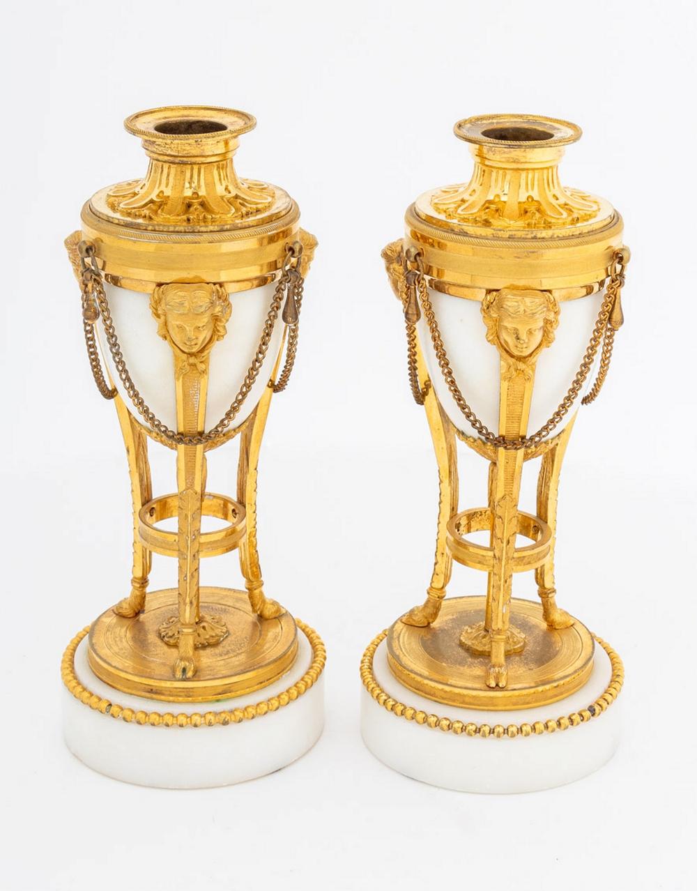 Louis XVI vergoldete Bronze & weißer Marmor Cassolettes (Neoklassisch) im Angebot