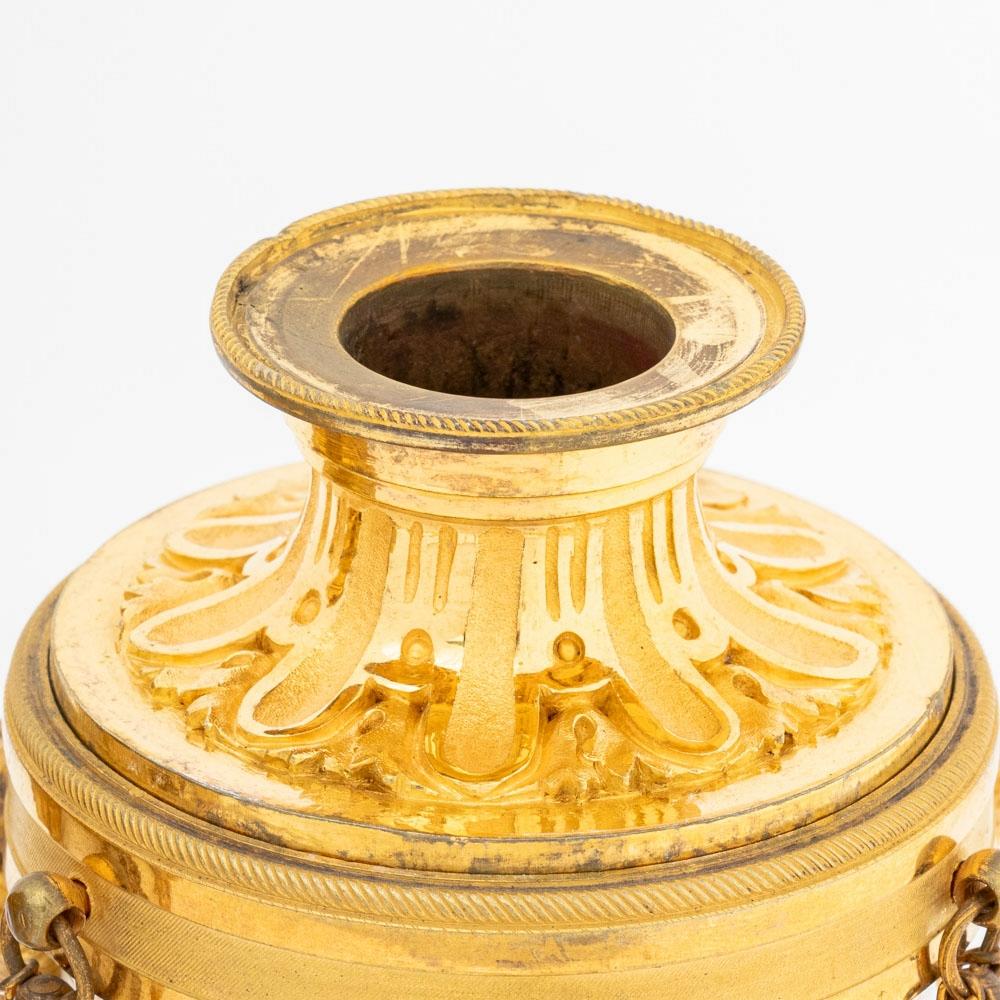 Louis XVI vergoldete Bronze & weißer Marmor Cassolettes (Französisch) im Angebot