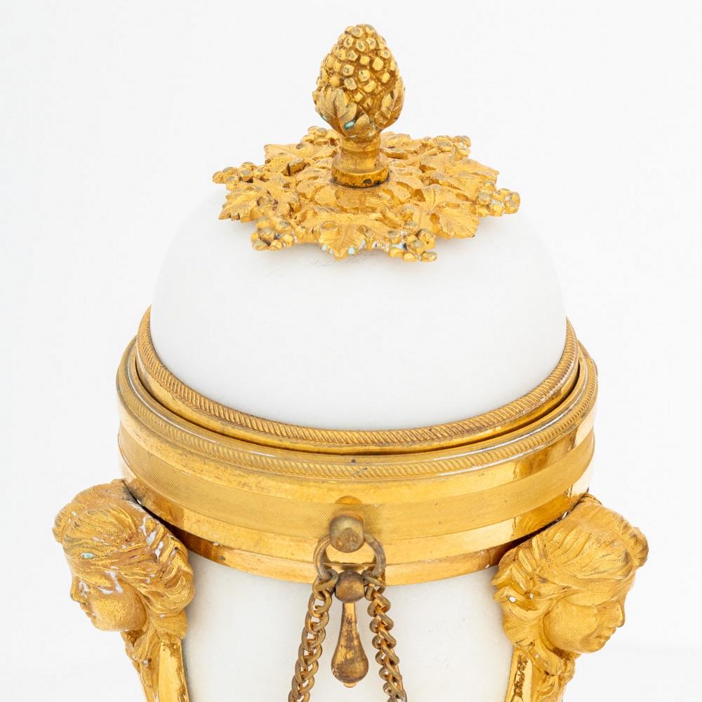 Louis XVI vergoldete Bronze & weißer Marmor Cassolettes im Zustand „Gut“ im Angebot in Astoria, NY
