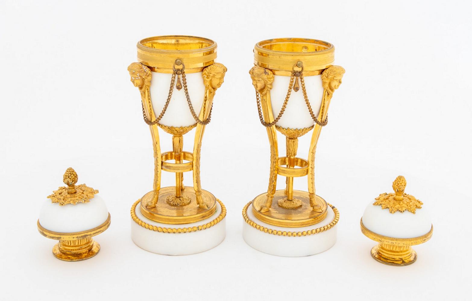 Louis XVI vergoldete Bronze & weißer Marmor Cassolettes (18. Jahrhundert) im Angebot