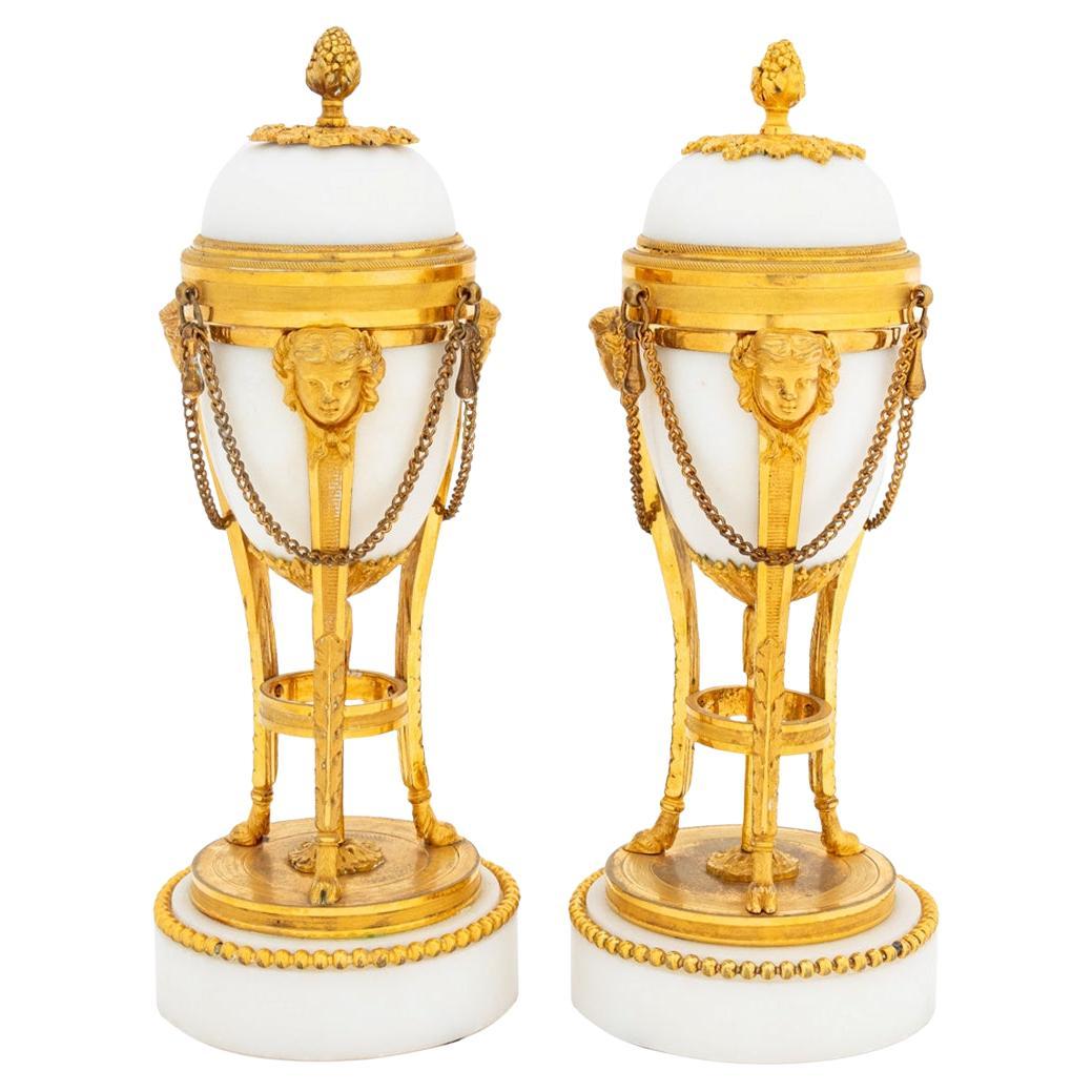 Louis XVI vergoldete Bronze & weißer Marmor Cassolettes im Angebot