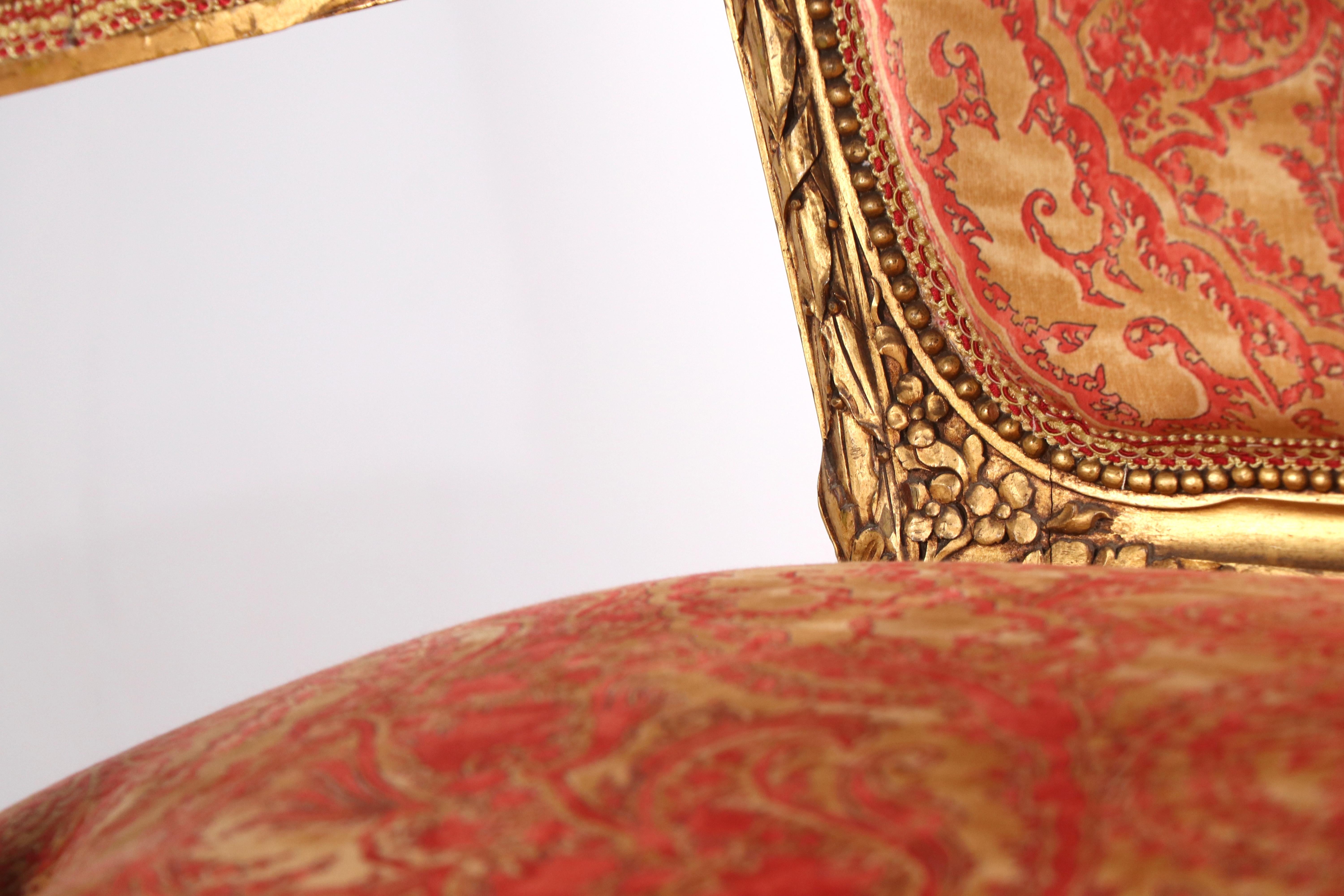 Canapé Loveseat Louis XVI doré avec tissu Fortuny en vente 3