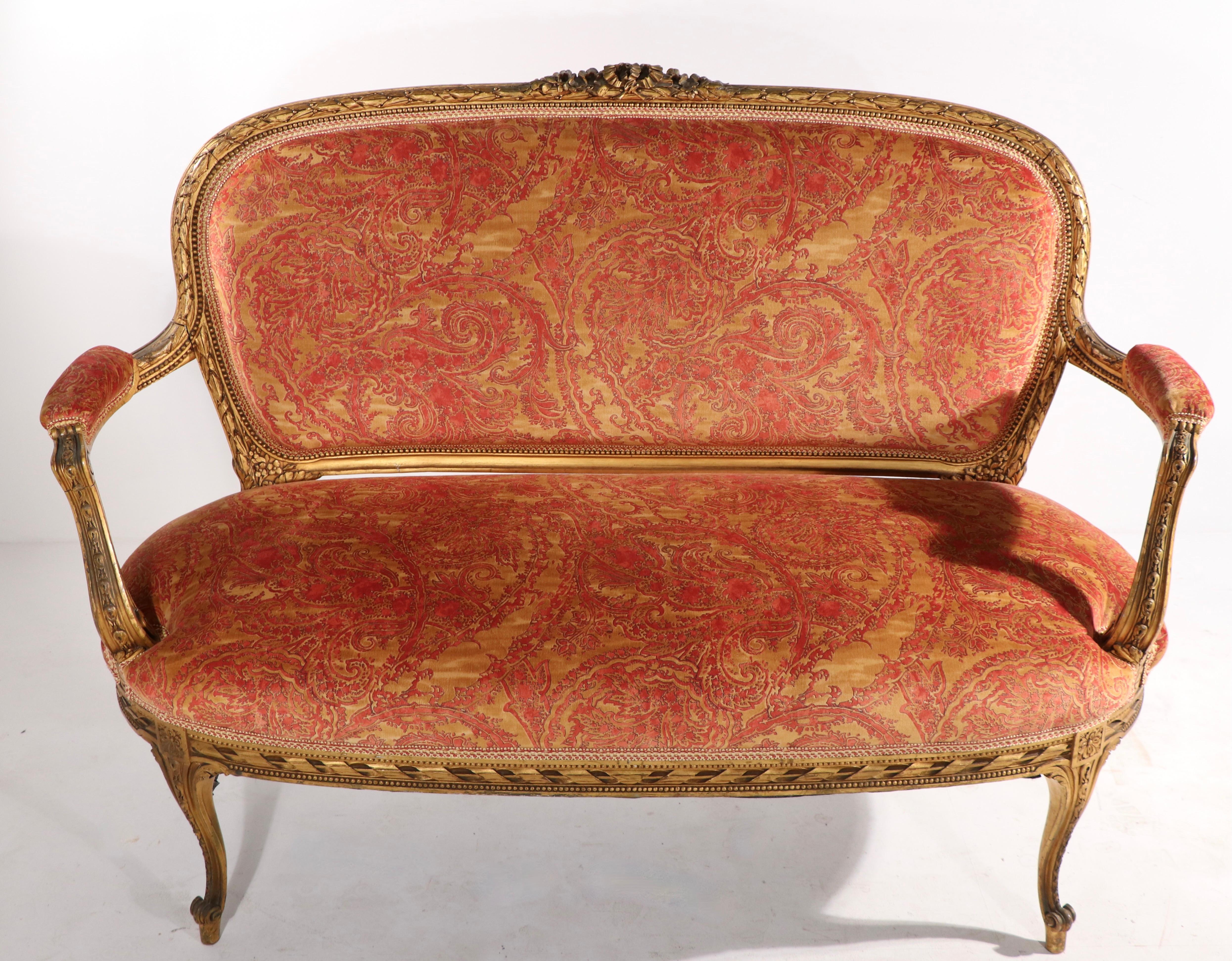 Français Canapé Loveseat Louis XVI doré avec tissu Fortuny en vente