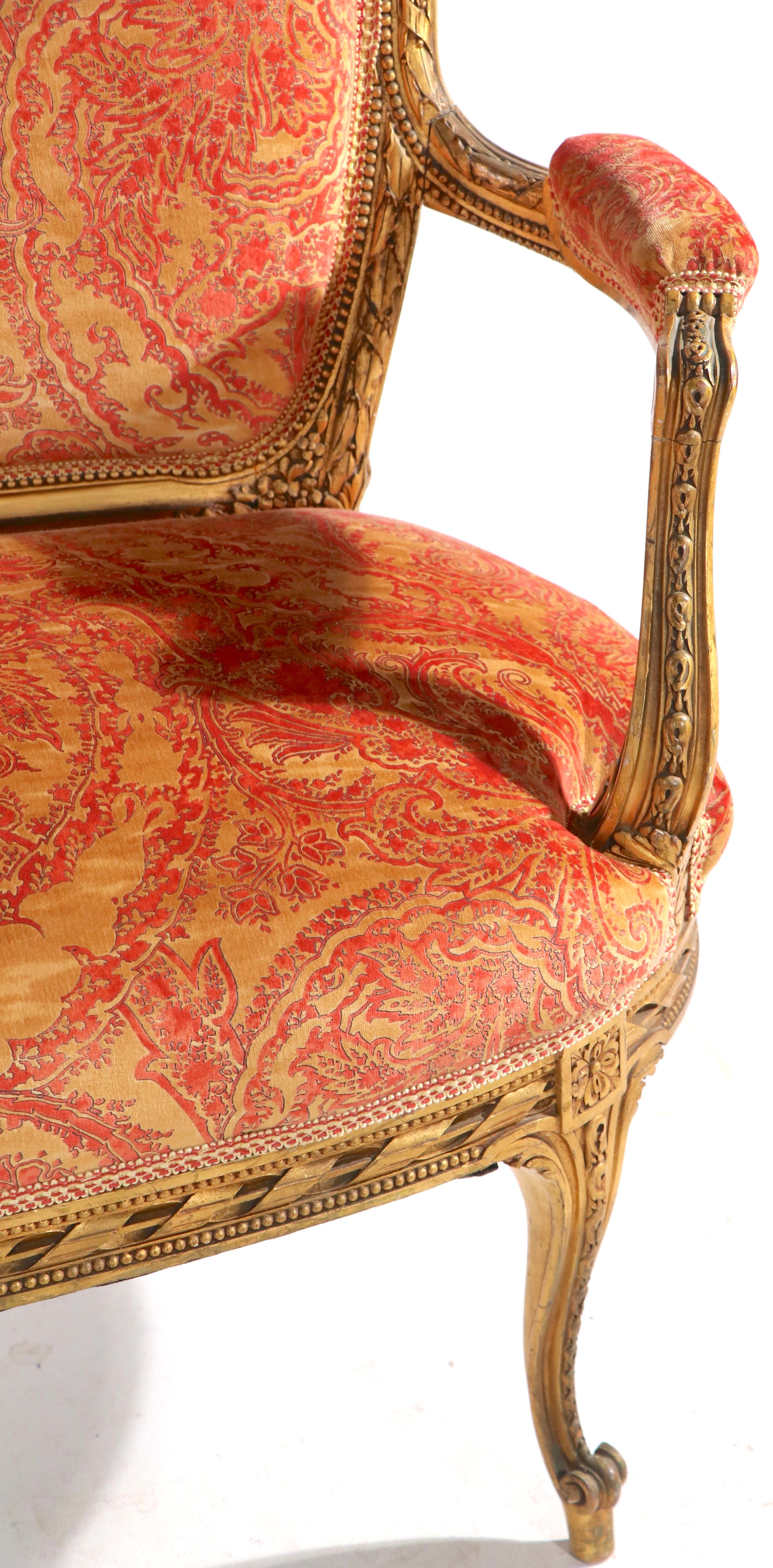 Canapé Loveseat Louis XVI doré avec tissu Fortuny Bon état - En vente à New York, NY