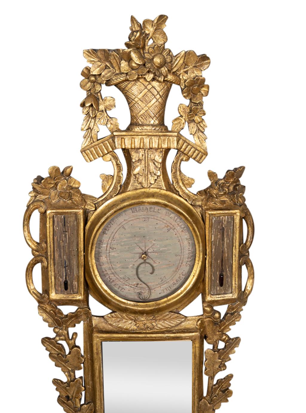 Ce n'est pas une forme typique avec un panier de fleurs au-dessus d'un cadran peint avec couvercle en verre flanqué de thermomètres et au-dessus d'un miroir flanqué de feuilles de chêne. Doré à l'eau avec quelques restaurations à la surface.