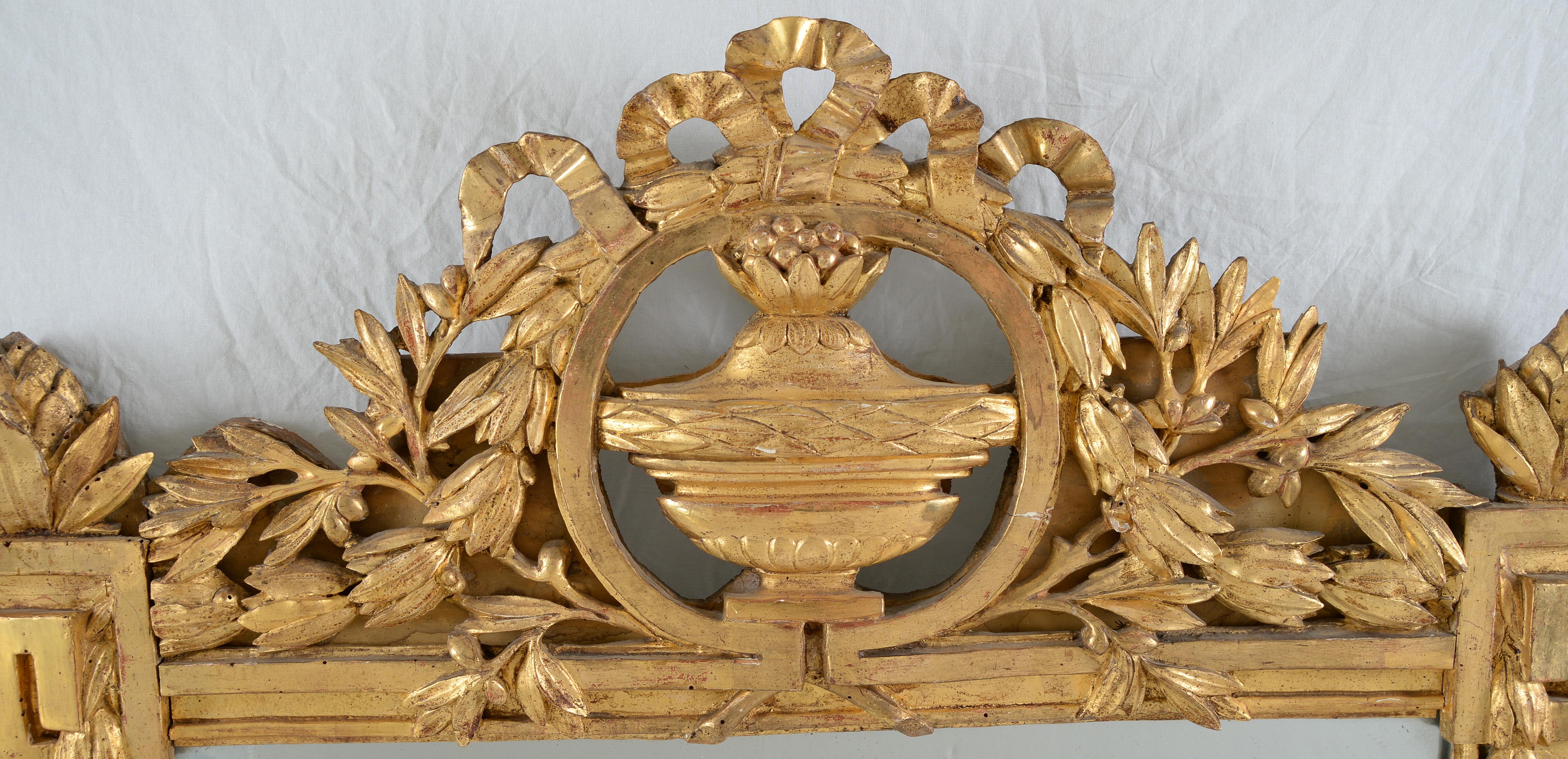 Bois doré Miroir Louis XVI « A la Grecque » en bois doré en vente